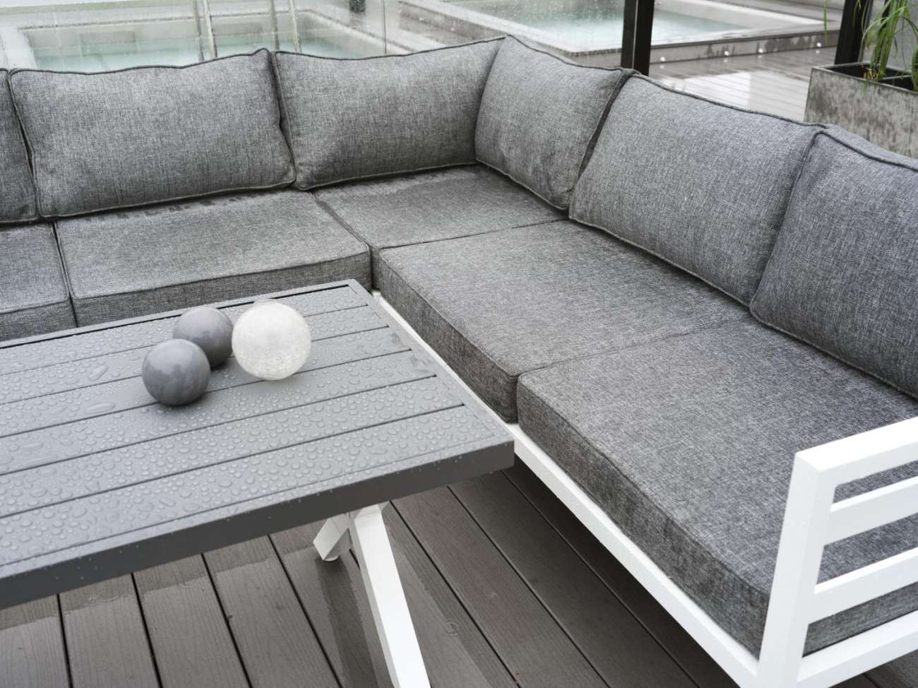 Das Gartenecksofa Weldon überzeugt mit seinem modernen Design. Gefertigt wurde er aus Stoff, welcher einen dunkelgrauen Farbton besitzt. Das Gestell ist aus Metall und hat eine weiße Farbe. Die Sitzhöhe des Sofas beträgt 43 cm.