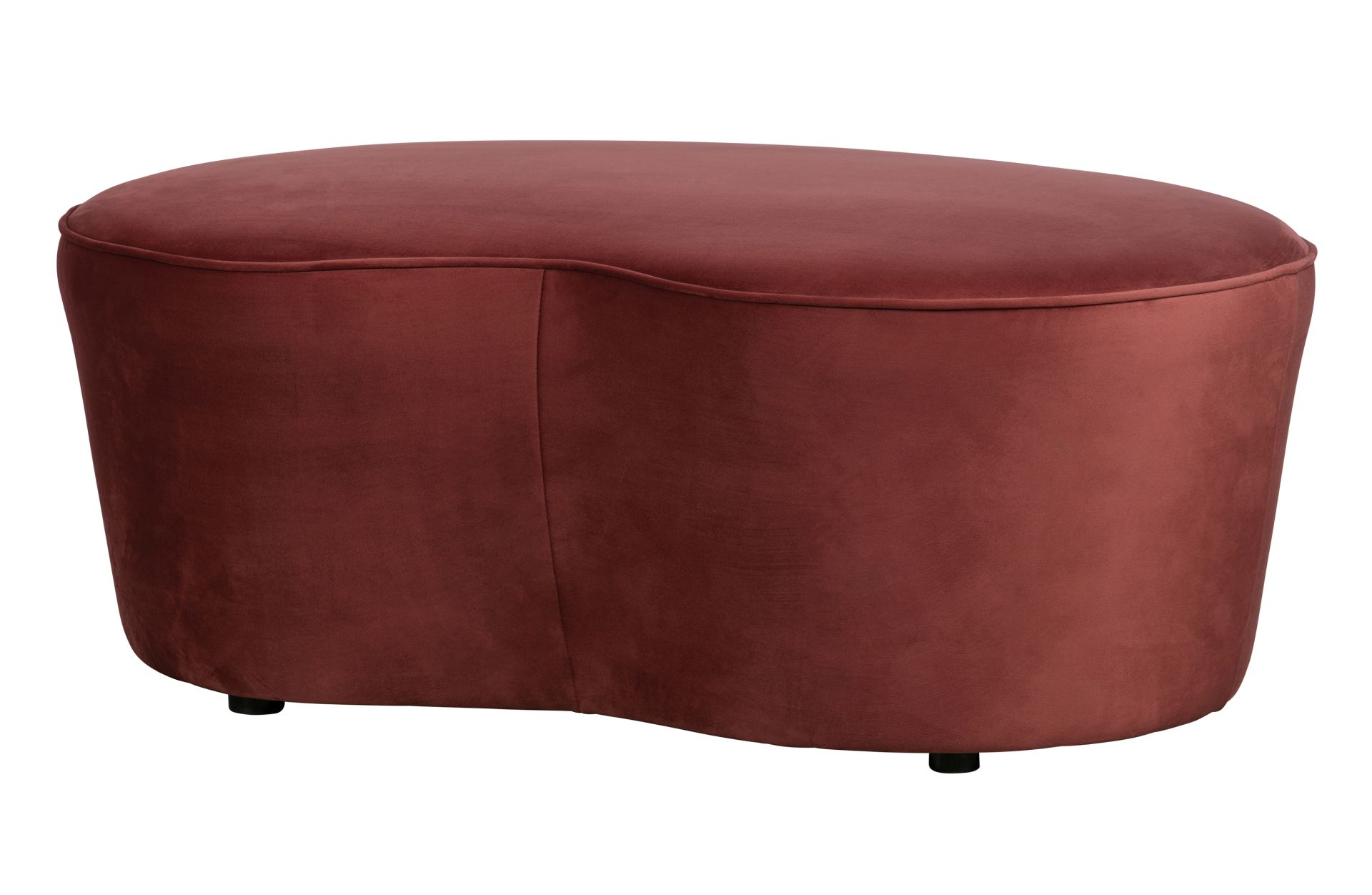 Das kleine Sofa Macaroni wurde aus einem Samt Bezug gefertigt, welcher einen roten Farbton besitzt. Das Sofa hat eine Breite von 110 cm.