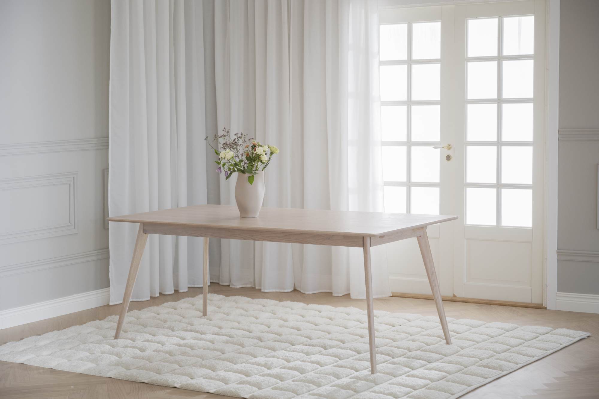 Esstisch Yumi Rechteckig 190x90cm, MDF Eiche weiß pigmentiert – modernes Design trifft Komfort.