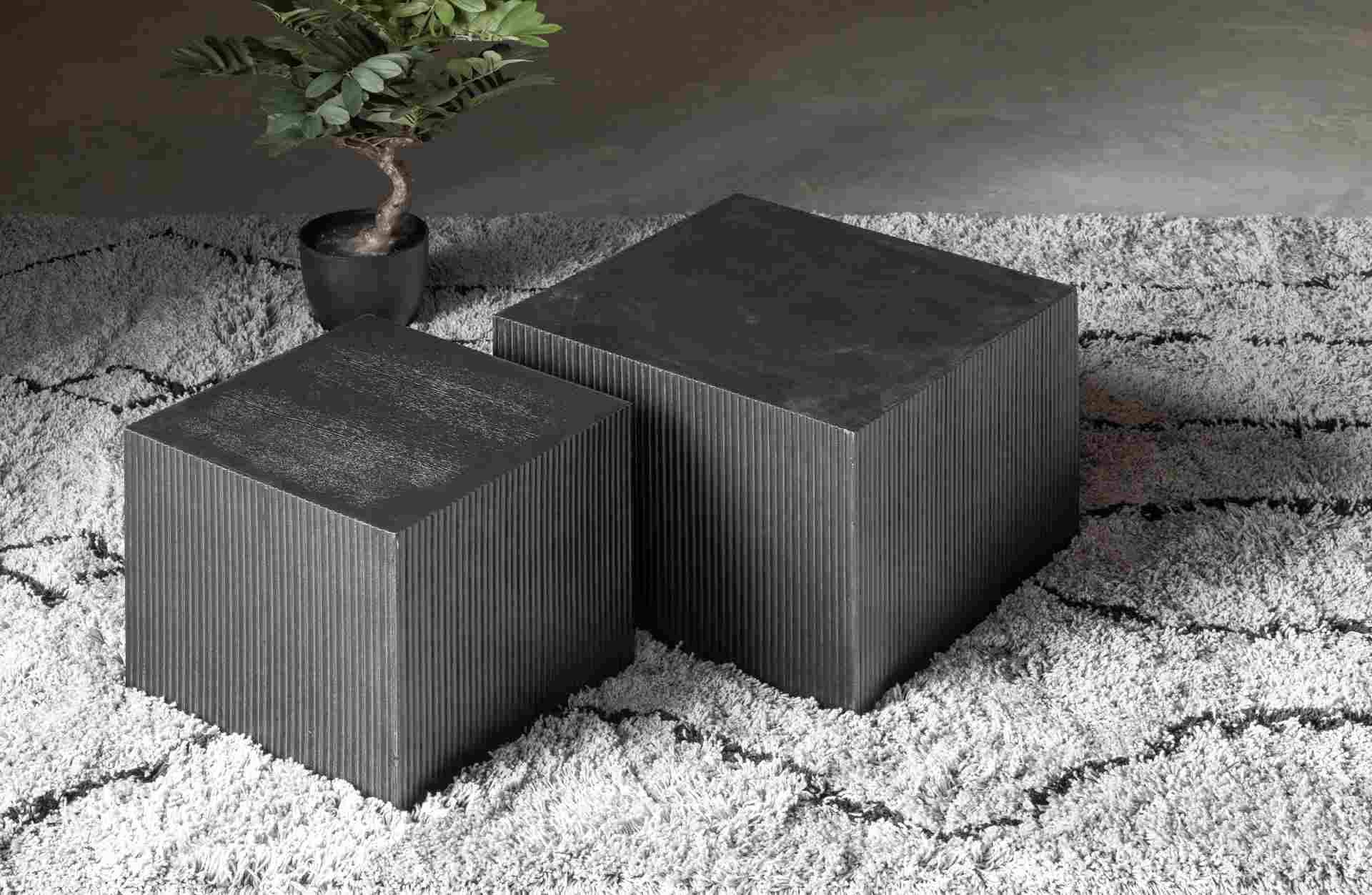 Das Beistelltisch 2er-Set Sanne überzeugt mit seinem modernen Design. Gefertigt wurde es aus MDF Holz und hat einen schwarzen Farbton.