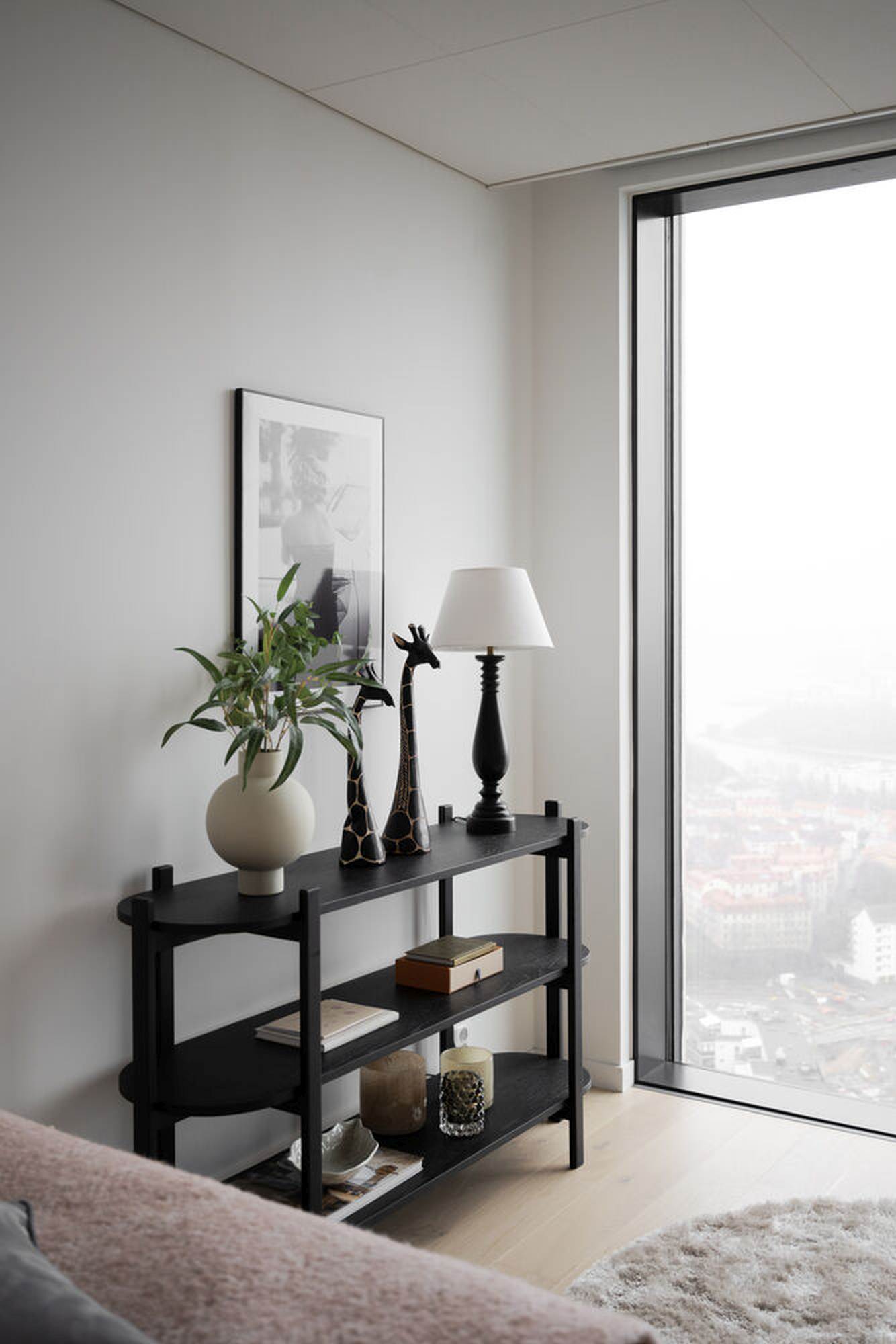 Konsole Tolsona 144x39x85cm, Eiche Schwarz passt perfekt in stilvolle Wohnräume.