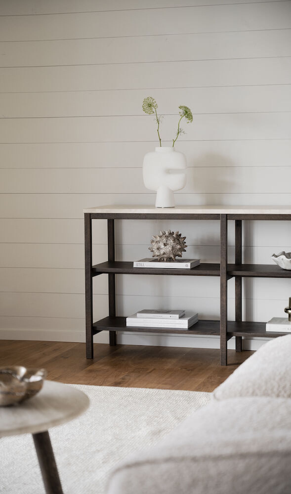 Konsole Orwel 140x40x75cm, Traventin / Eiche Braun – stilvoller Blickfang für Ihr Zuhause.