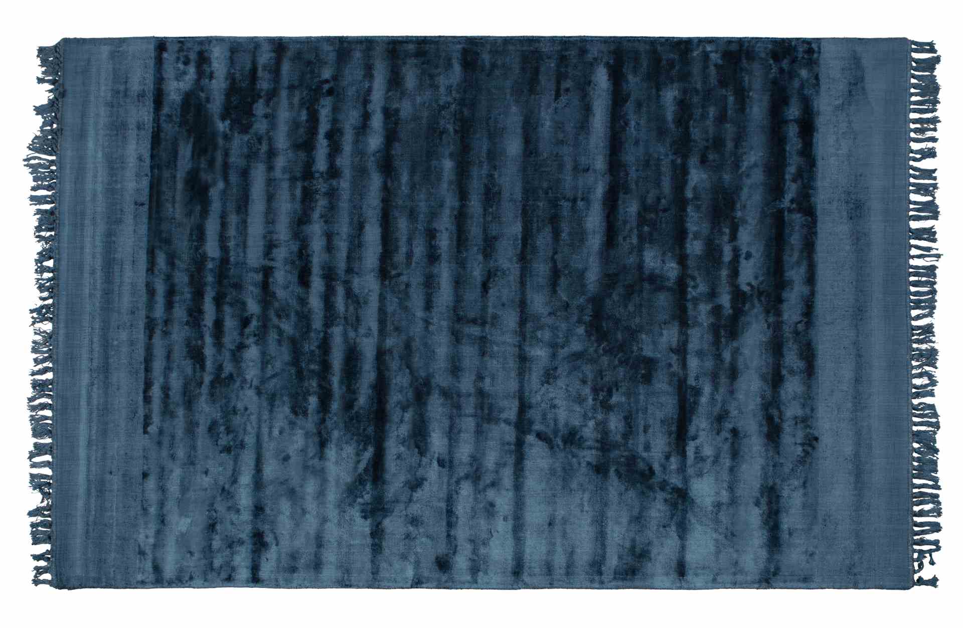 Der Teppich Sweep überzeugt mit seinem modernen Design. Gefertigt wurde er aus einem Kombinationsgewebe aus Viskose und Baumwolle, welche einen blauen Farbton besitzt. Der Teppich besitzt eine Größe von 200x300 cm.