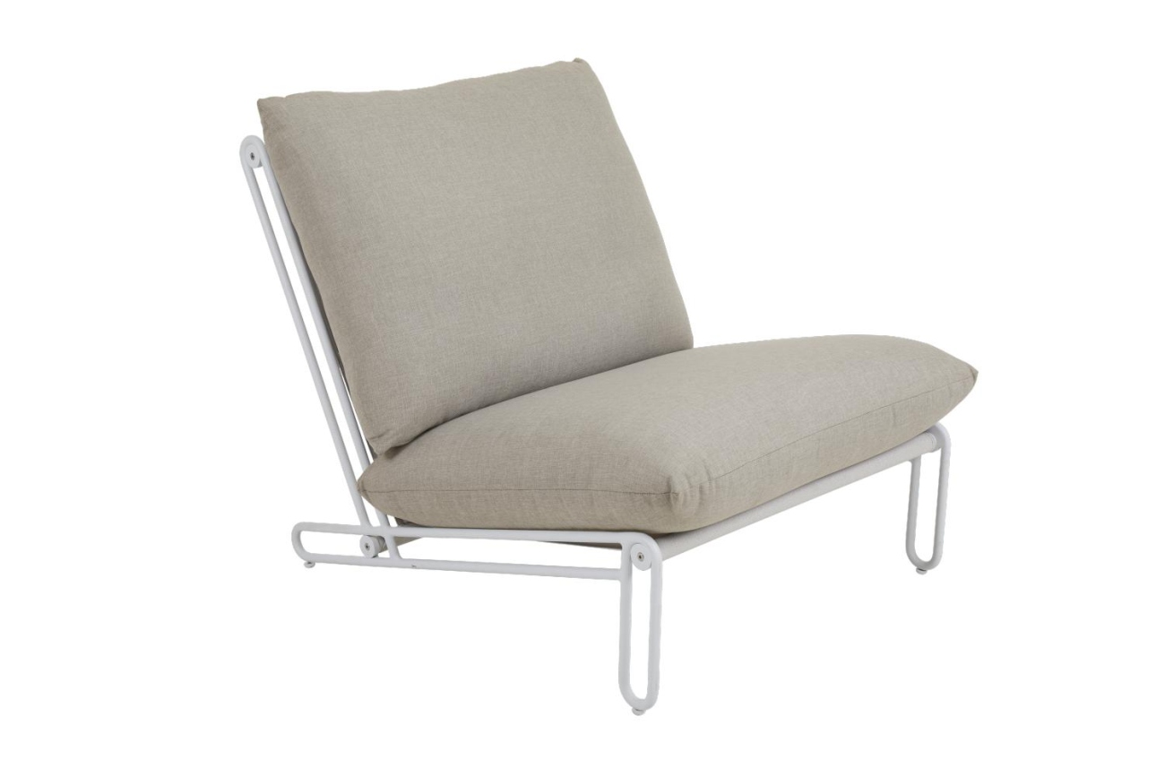 Der Gartensessel Blixt überzeugt mit seinem modernen Design. Gefertigt wurde er aus Metall, welches einen weißen Farbton besitzt. Das Gestell ist auch aus Metall und das Sitzkissen hat eine Beige Farbe. Die Sitzhöhe des Sessels beträgt 40 cm.
