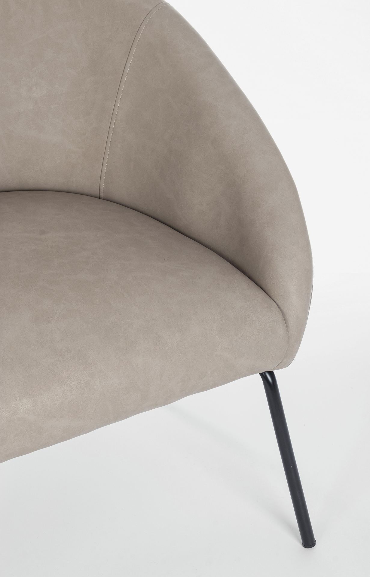 Der Sessel Aiko überzeugt mit seinem modernen Design. Gefertigt wurde er aus Kunstleder, welches einen Taupe Farbton besitzt. Das Gestell ist aus Metall und hat eine schwarze Farbe. Der Sessel besitzt eine Sitzhöhe von 45 cm. Die Breite beträgt 80 cm.