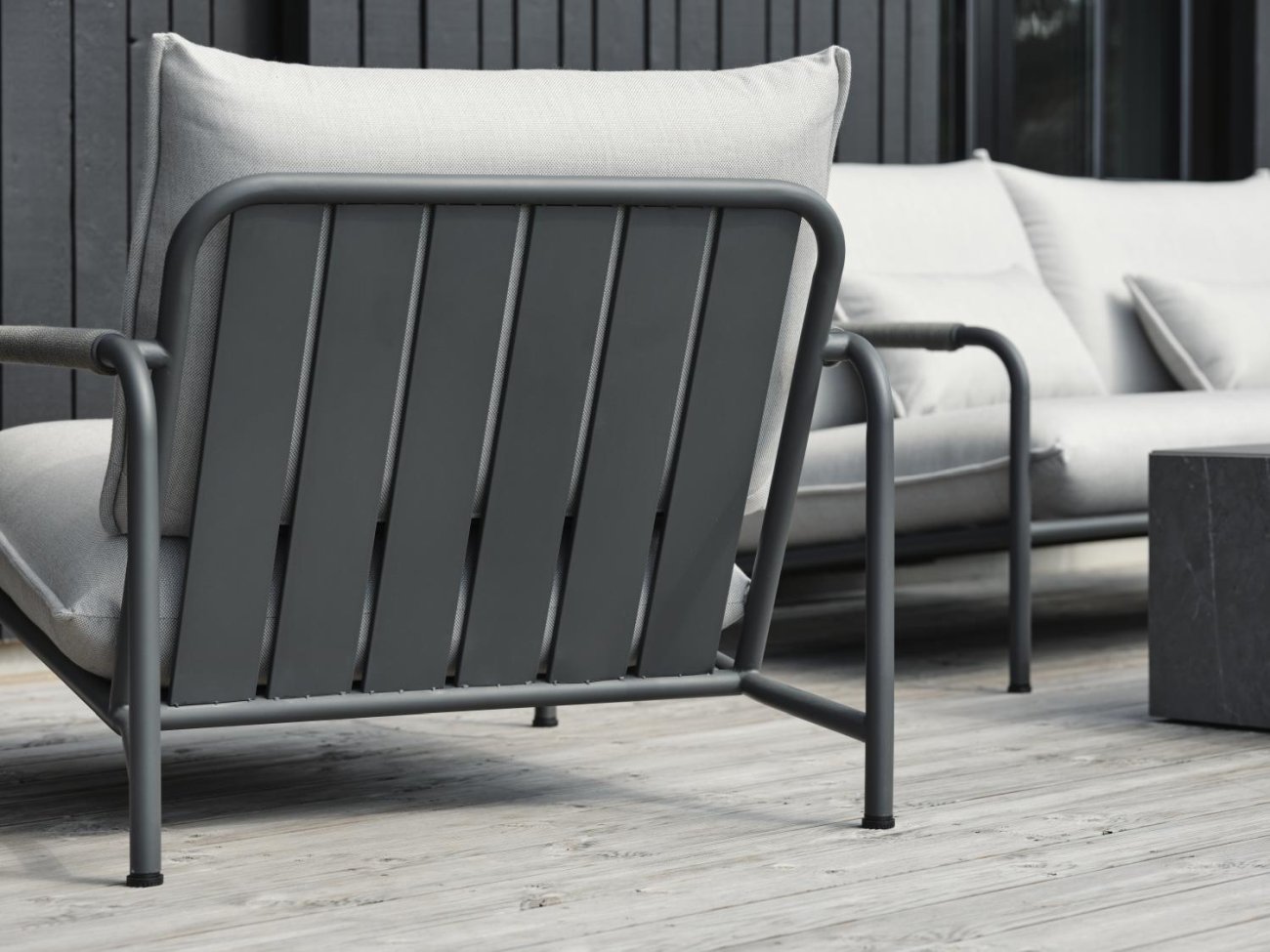 Der Gartensessel Lerberget überzeugt mit seinem modernen Design. Gefertigt wurde er aus Stoff, welcher einen grauen Farbton besitzt. Das Gestell ist aus Metall und hat eine Anthrazit Farbe. Die Sitzhöhe des Sessels beträgt 42 cm.