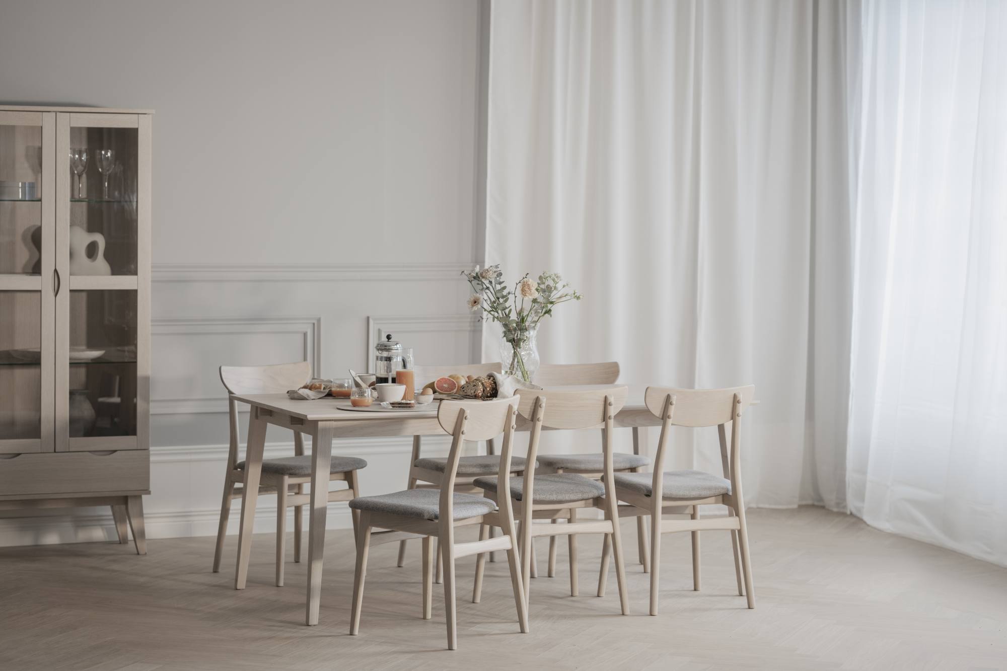 Machen Sie Ihr Zuhause komplett mit Esstisch Filippa Rechteckig 180x90cm, Eiche Weiß pigmentiert.