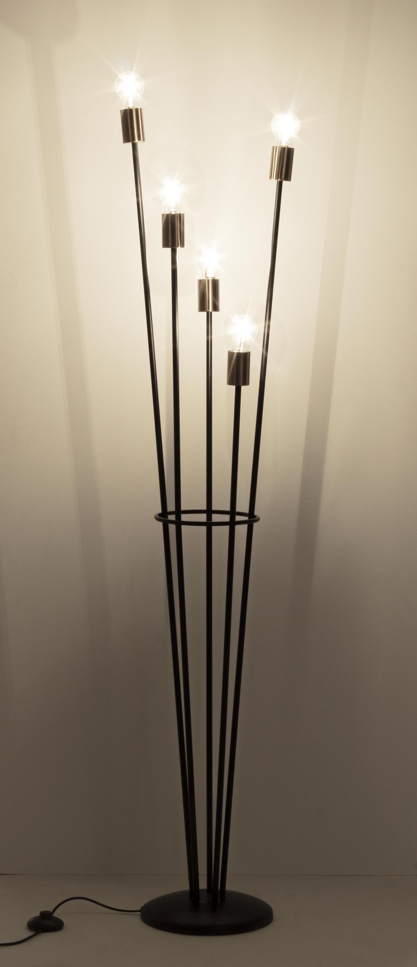 Die Stehleuchte Fackel überzeugt mit ihrem modernen Design. Gefertigt wurde sie aus Metall, welches einen schwarzen Farbton besitzt. Der Lampenschirm ist auch aus Glas. Die Lampe besitzt eine Höhe von 155 cm.