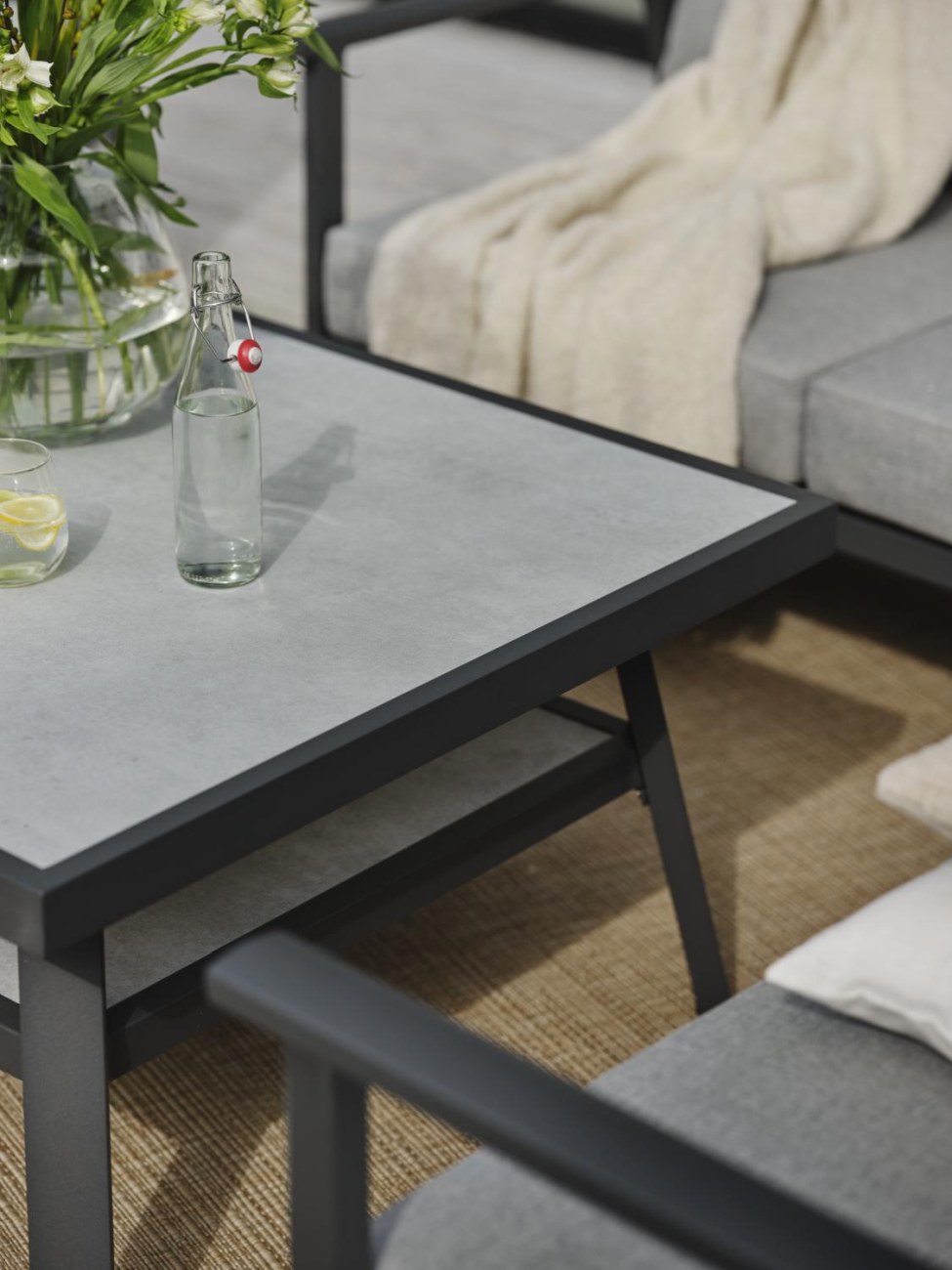 Der Gartencouchtisch Samvaro überzeugt mit seinem modernen Design. Gefertigt wurde die Tischplatte aus Granit und hat einen hellgrauen Farbton. Das Gestell ist aus Metall und hat eine Anthrazit Farbe. Der Tisch besitzt eine Länge von 140 cm.