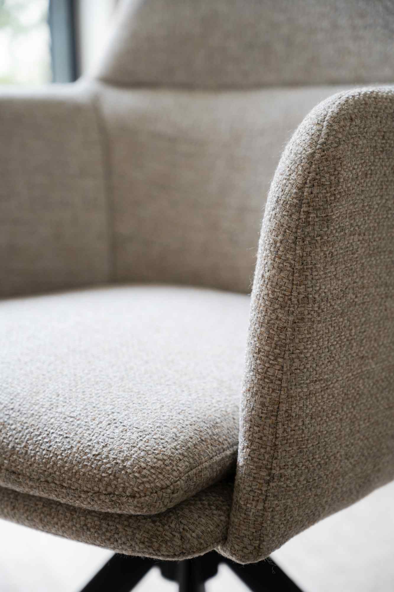 Stuhl Gladstone 2er Set mit Armlehnen, drehbar, Hellbeige – modernes Design trifft Komfort.