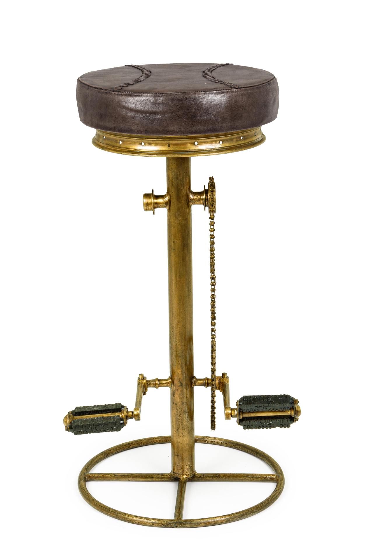 Der Barhocker Cycle überzeugt mit seinem industriellem Design. Gefertigt wurde er aus Leder, welches einen braunen Farbton besitzt. Das Gestell ist aus Metall und hat eine goldenen Farbe. Die Sitzhöhe des Hockers beträgt 80 cm.