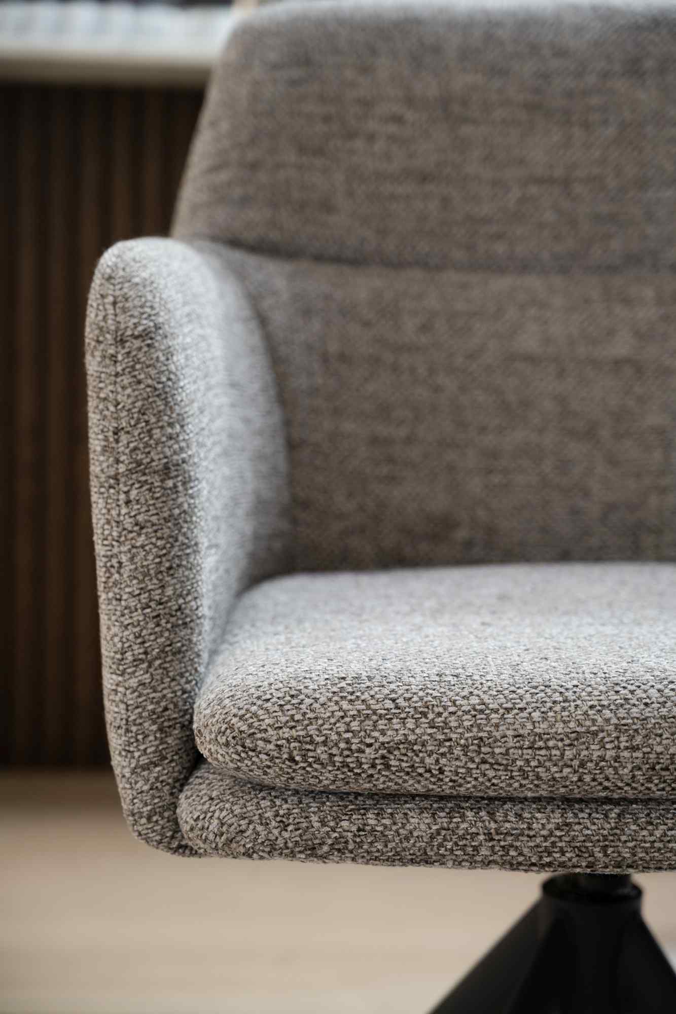 Stuhl Gladstone 2er Set mit Armlehnen, drehbar, Dunkelbeige passt perfekt in stilvolle Wohnräume.