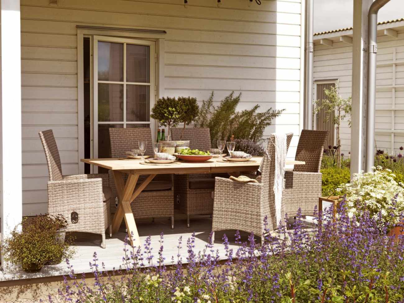 Der Gartenesstisch Brutus überzeugt mit seinem modernen Design. Gefertigt wurde die Tischplatte aus Akazienholz, welche einen natürlichen Farbton besitzt. Das Gestell ist aus Akazienholz und hat eine natürliche Farbe. Der Tisch besitzt eine Länge von 220 