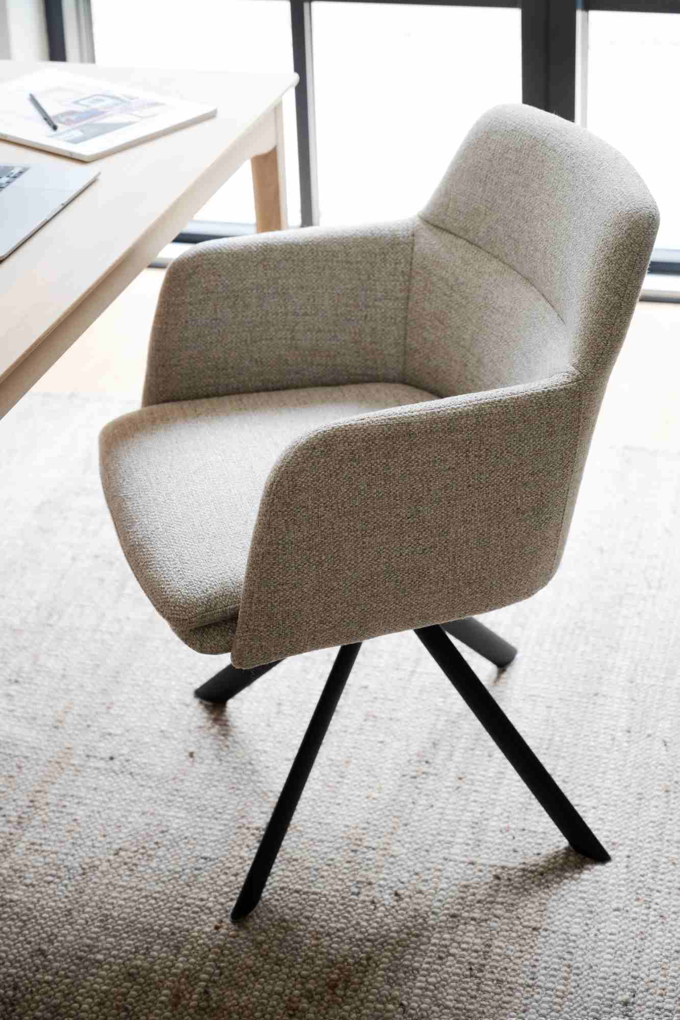 Stuhl Gladstone 2er Set mit Armlehnen, drehbar, Hellbeige – modernes Design trifft Komfort.