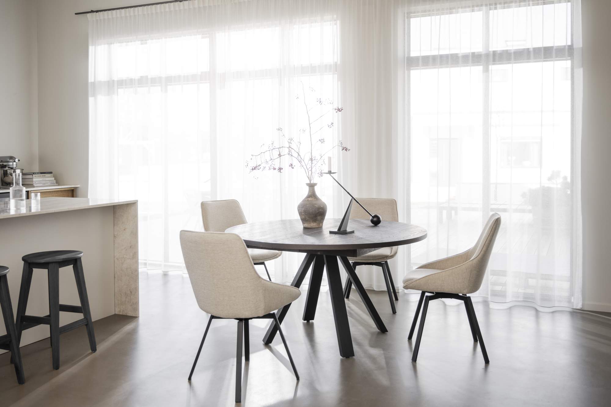 Komfortabel & schön – Esstisch Maddock Rund 135cm, Eiche Braun.