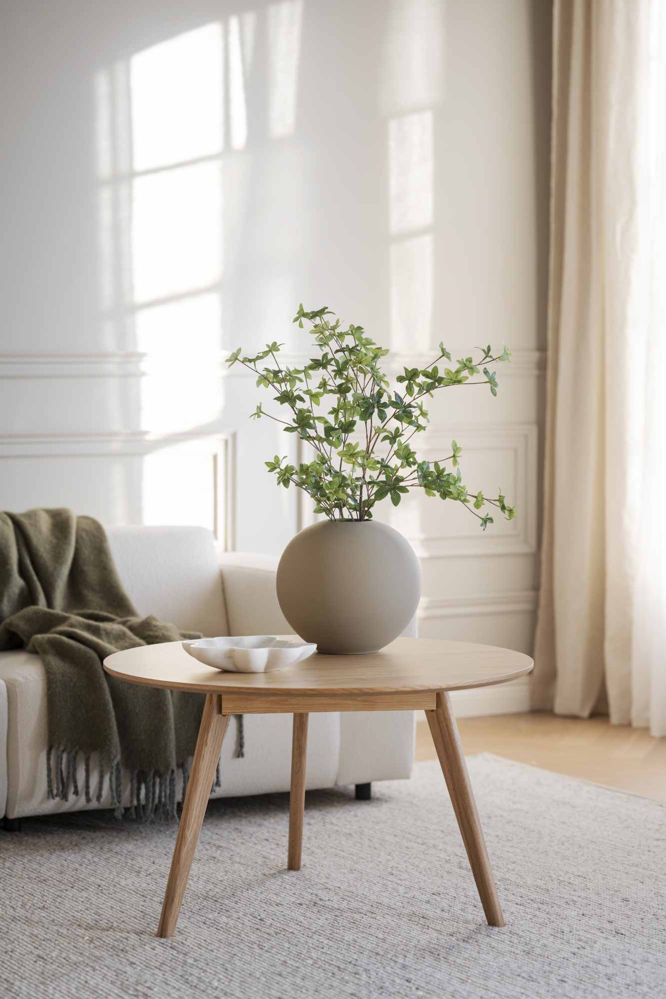 Couchtisch Yumi Rund 90cm, Esche Natur – stilvoller Blickfang für Ihr Zuhause.