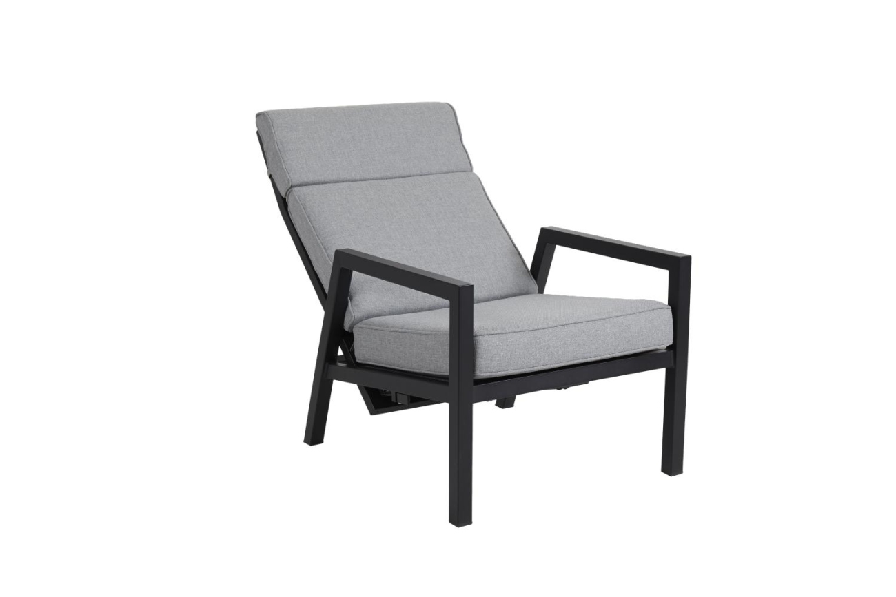 Der Gartensessel Belfort überzeugt mit seinem modernen Design. Gefertigt wurde er aus Metall, welches einen schwarzen Farbton besitzt. Der Sessel wird inklusive des Kissens geliefert. Die Sitzhöhe des Sessels beträgt 45 cm.