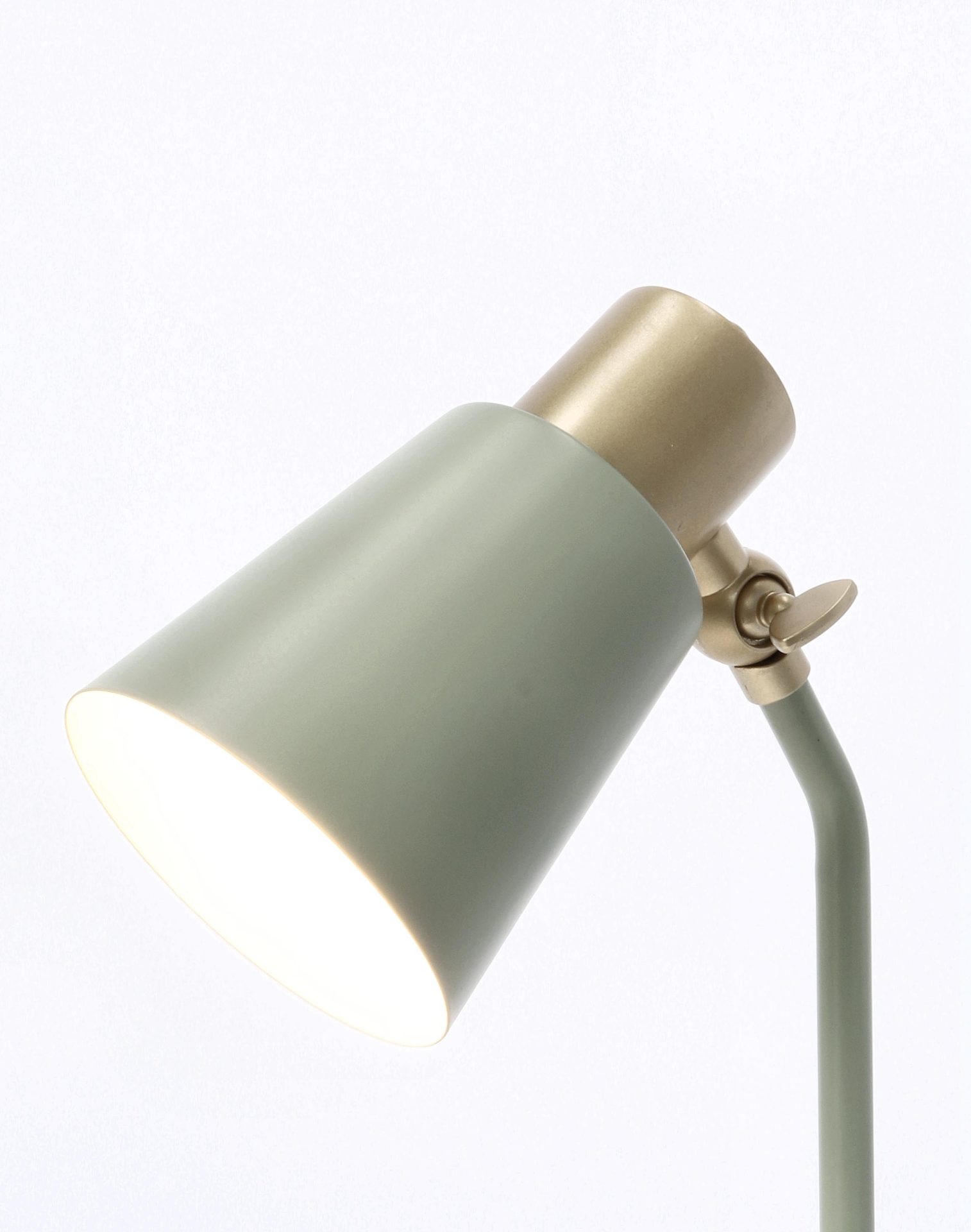 Die Stehleuchte Helsinki überzeugt mit ihrem klassischen Design. Gefertigt wurde sie aus Metall, welches einen Salbei Farbton besitzt. Die Lampe besitzt Applikationen aus Kiefernholz. Die Lampe besitzt eine Höhe von 40 cm.