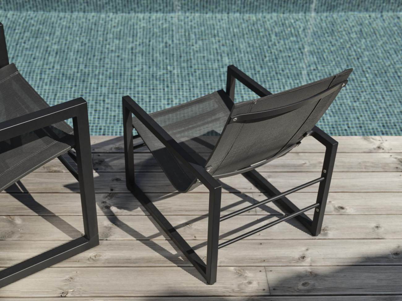 Der Gartensessel Vevi überzeugt mit seinem modernen Design. Gefertigt wurde er aus Textilene, welches einen schwarzen Farbton besitzt. Das Gestell ist aus Metall und hat eine schwarze Farbe. Die Sitzhöhe des Sessels beträgt 29 cm.