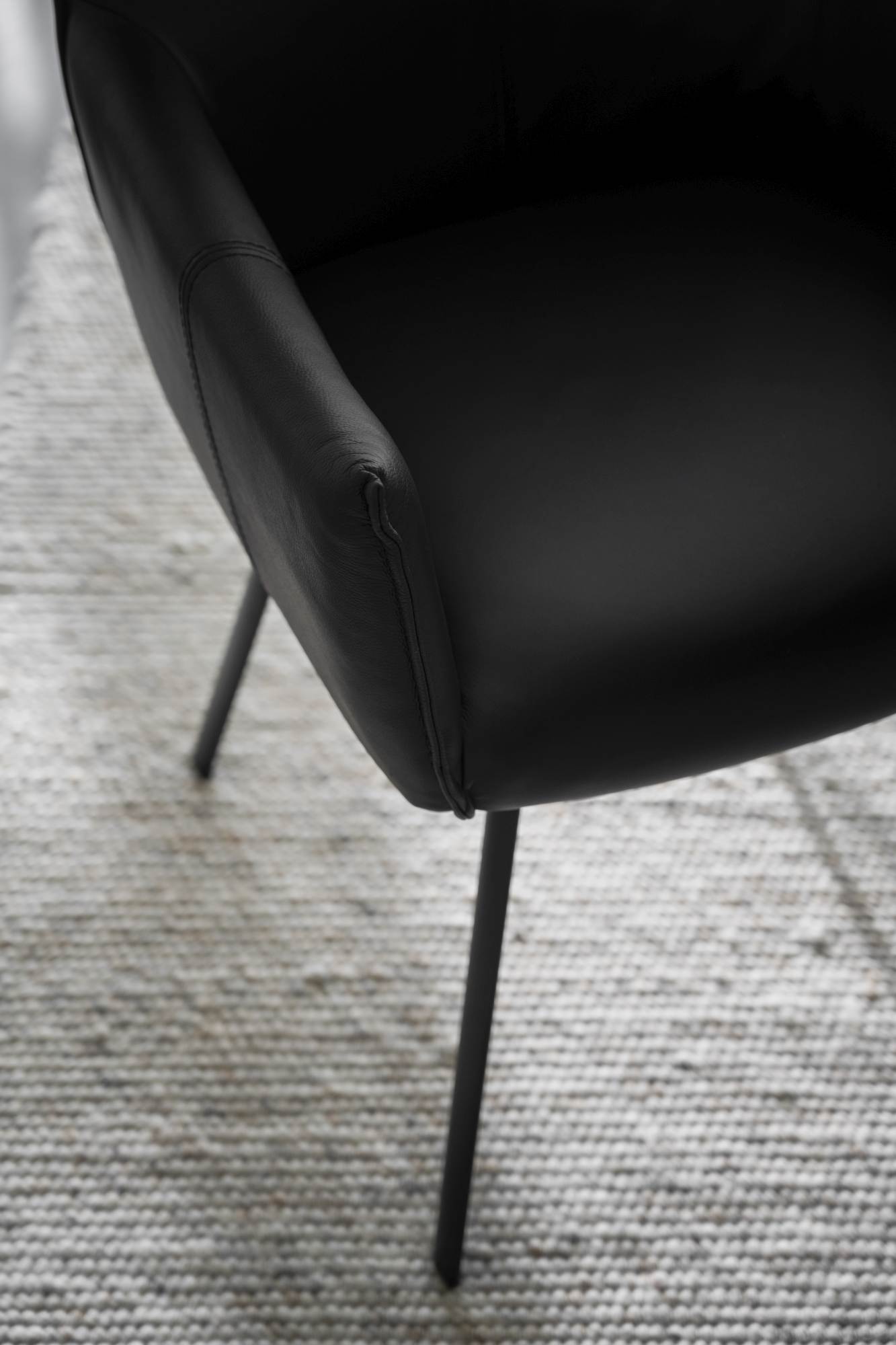 Machen Sie Ihr Zuhause komplett mit Stuhl Hinckley 2er Set mit Armlehnen, Schwarz.