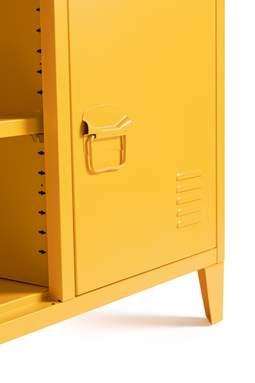 Das TV Board Cambridge überzeugt mit seinem modernen Stil. Gefertigt wurde es aus Metall, welches einen gelben Farbton besitzt. Das Gestell ist auch aus Metall und hat eine gelbe Farbe. Das TV Board verfügt über zwei Türen und zwei Fächer.