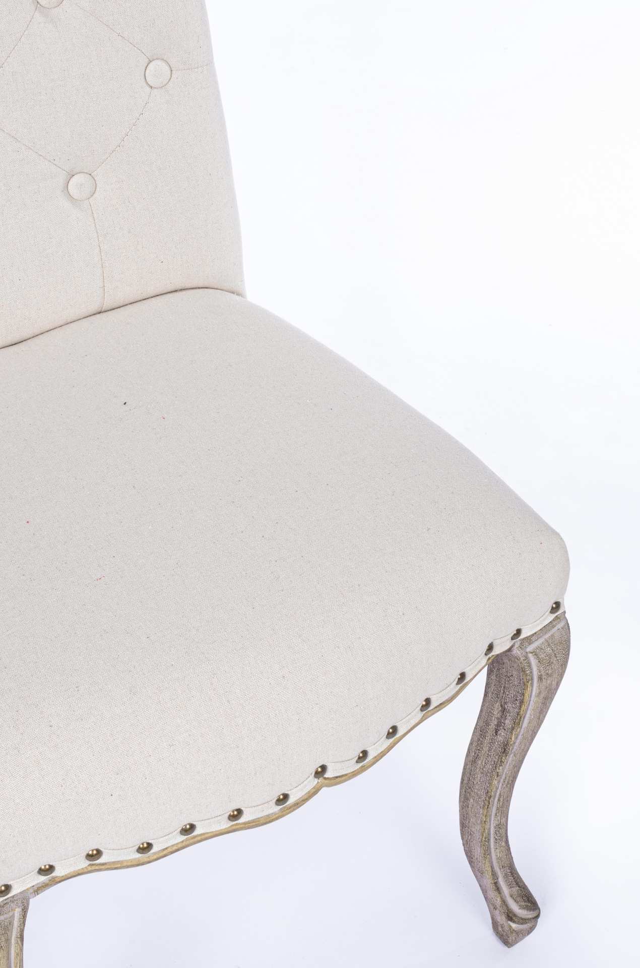 Der Esszimmerstuhl Diva überzeugt mit seinem klassischem Design. Gefertigt wurde der Stuhl aus einem Stoff-Bezug welcher aus einem Mix aus Baumwolle und Leinen ist, dieser hat einen weißen Farbton. Das Gestell ist aus Holz und ist natürlich gehalten. Die 