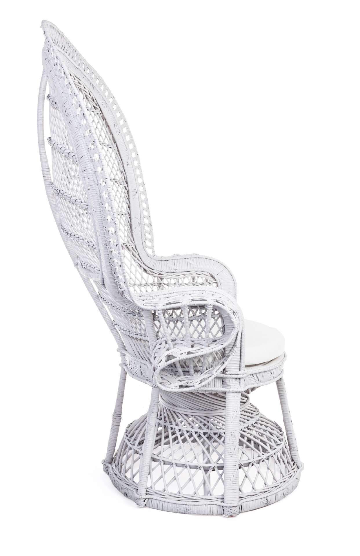 Der Sessel Pavone überzeugt mit seinem klassischen Design. Gefertigt wurde er aus Rattan, welches einen natürlichen Farbton besitzt. Das Gestell ist auch aus Rattan. Der Sessel besitzt eine Sitzhöhe von 47 cm. Die Breite beträgt 112 cm.