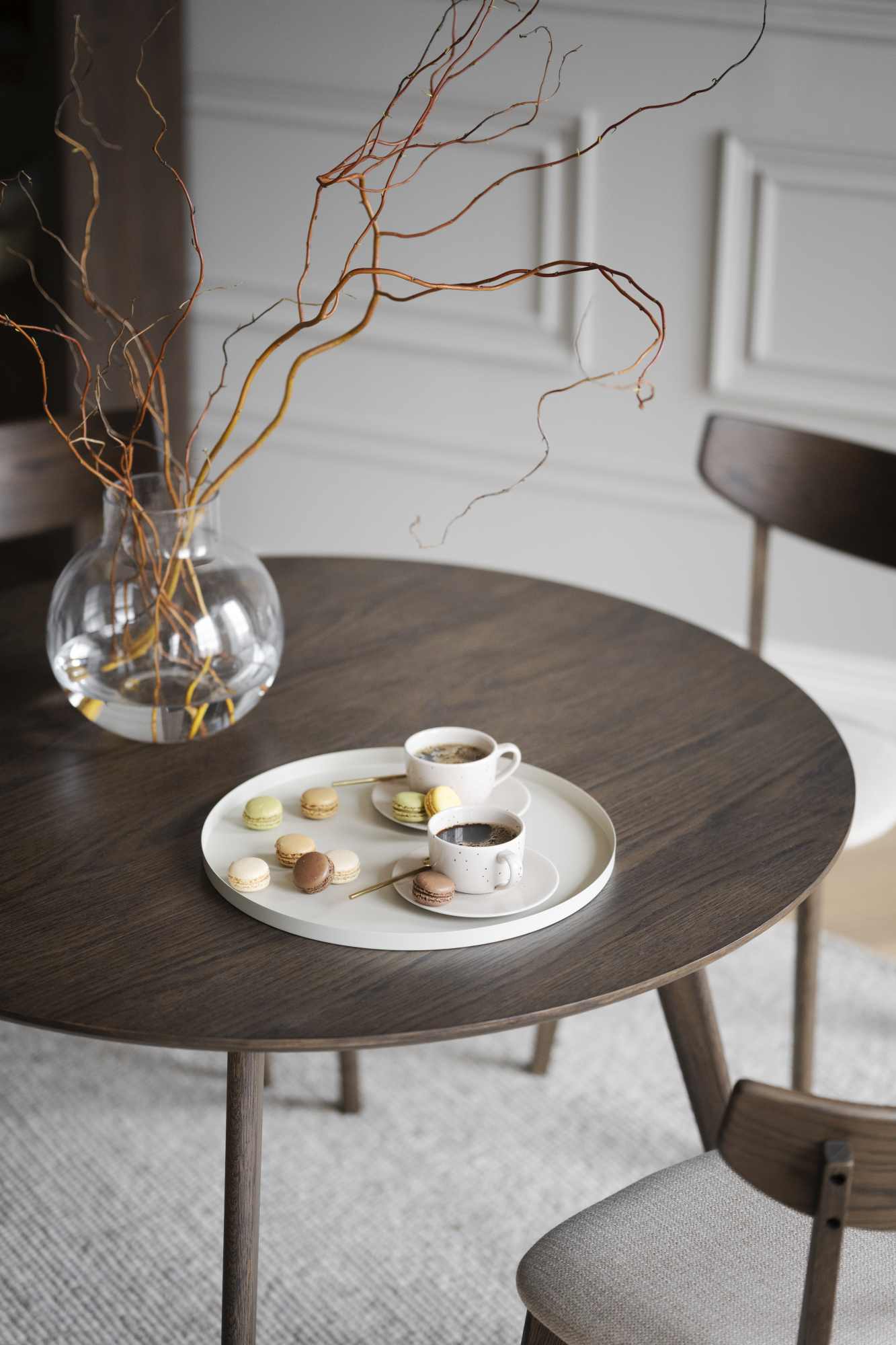 Machen Sie Ihr Zuhause komplett mit Esstisch Yumi Rund 115cm, MDF Eiche Braun.