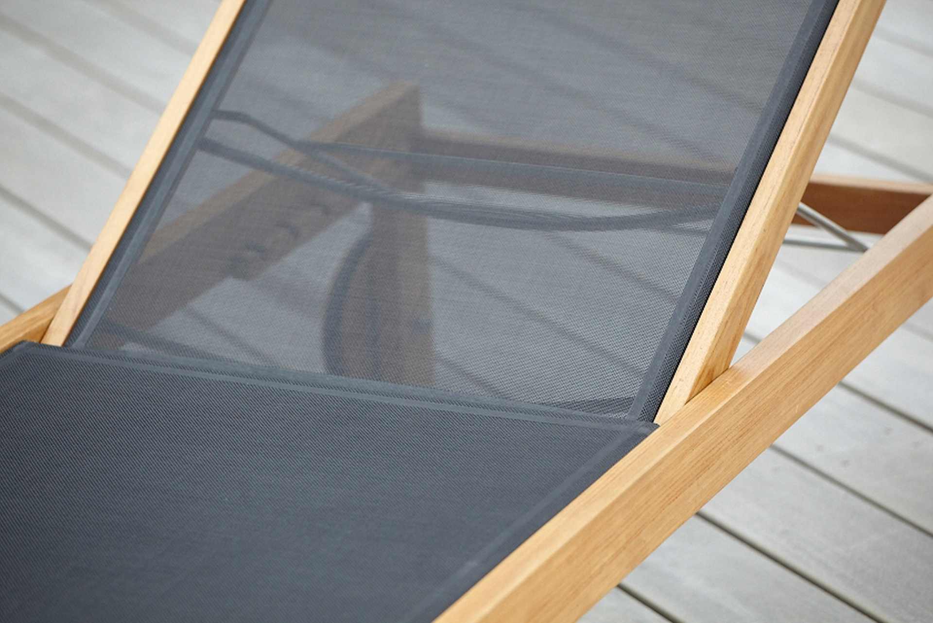 Die Sonnenliege Sonoma wurde aus Teakholz gefertigt. Sie besitzt Rollen für den einfachen Transport. Designet wurde sie von der Marke Jan Kurtz. Die Farbe der Liege ist Schwarz.