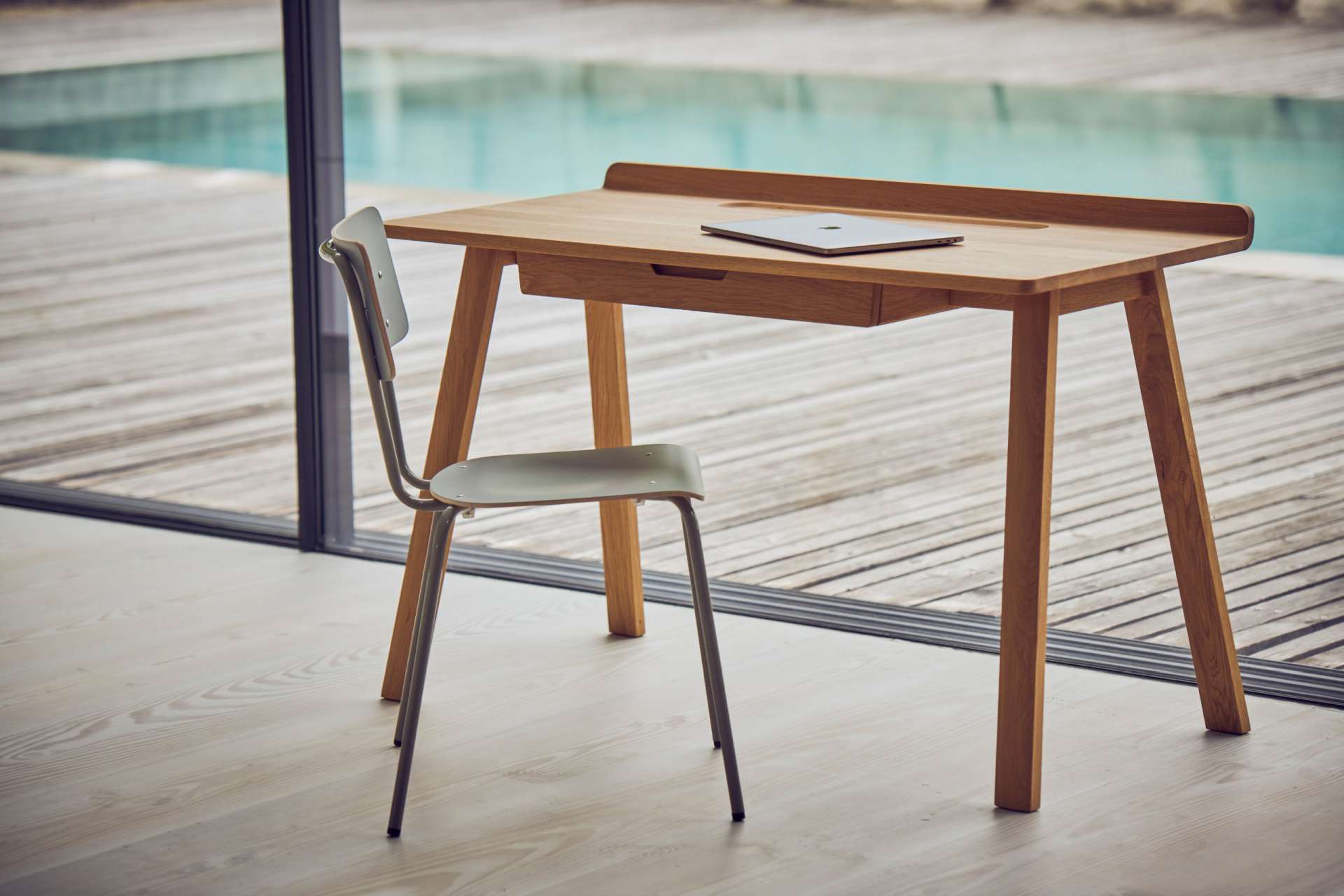 Der Schreibtisch Nara in einem skandinavischen Design wurde aus Eichenholz hergestellt. Designet wurde der Tisch von der Marke Jan Kurtz. Der Tisch verfügt über eine Schublade für zusätzlichen Stauraum.