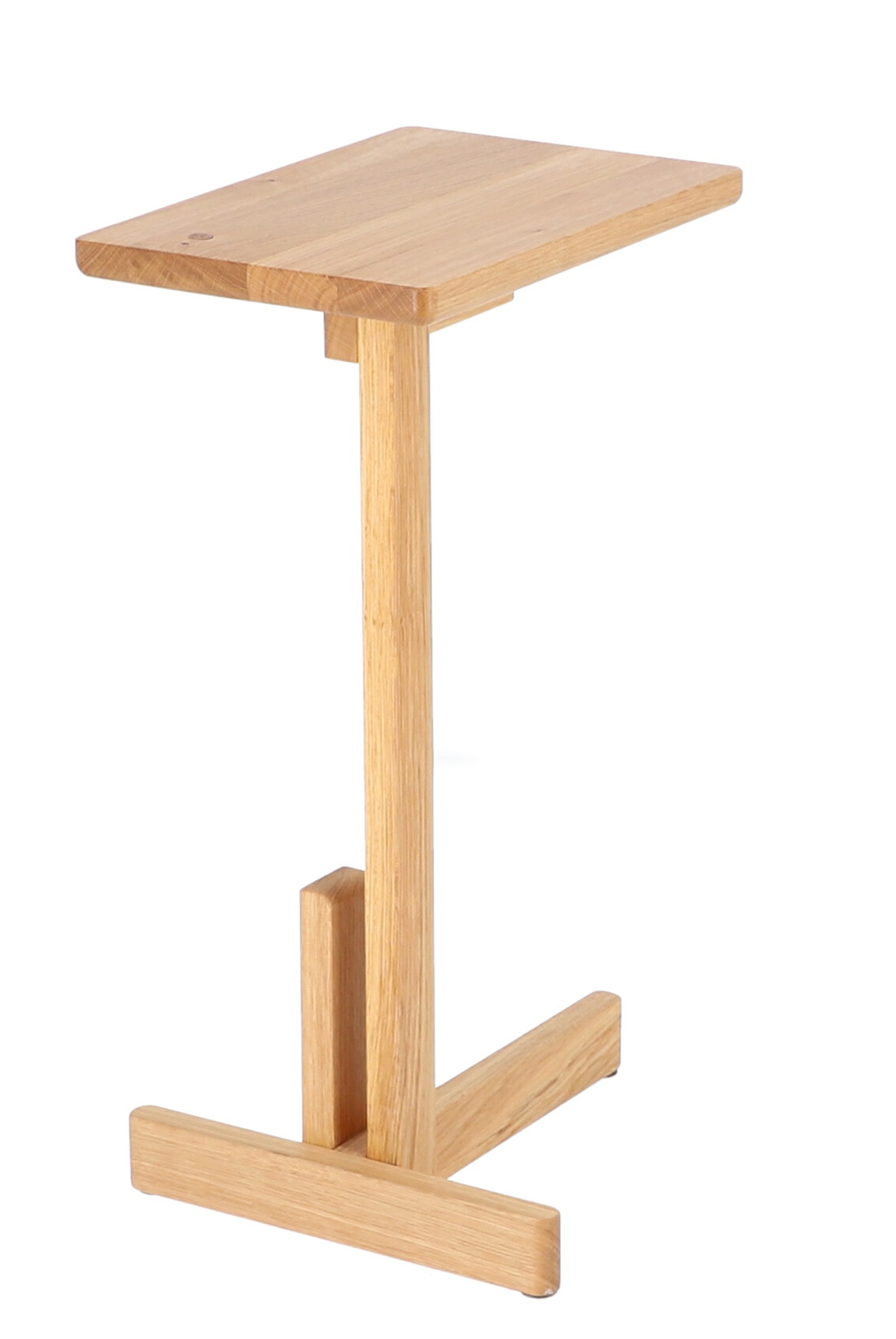 Der schlichte Beistelltisch Laurel wurde aus Eichenholz gefertigt. Besonders auffällig ist seine besondere Form. Der Tisch ist ein Produkt der Marke Jan Kurtz.