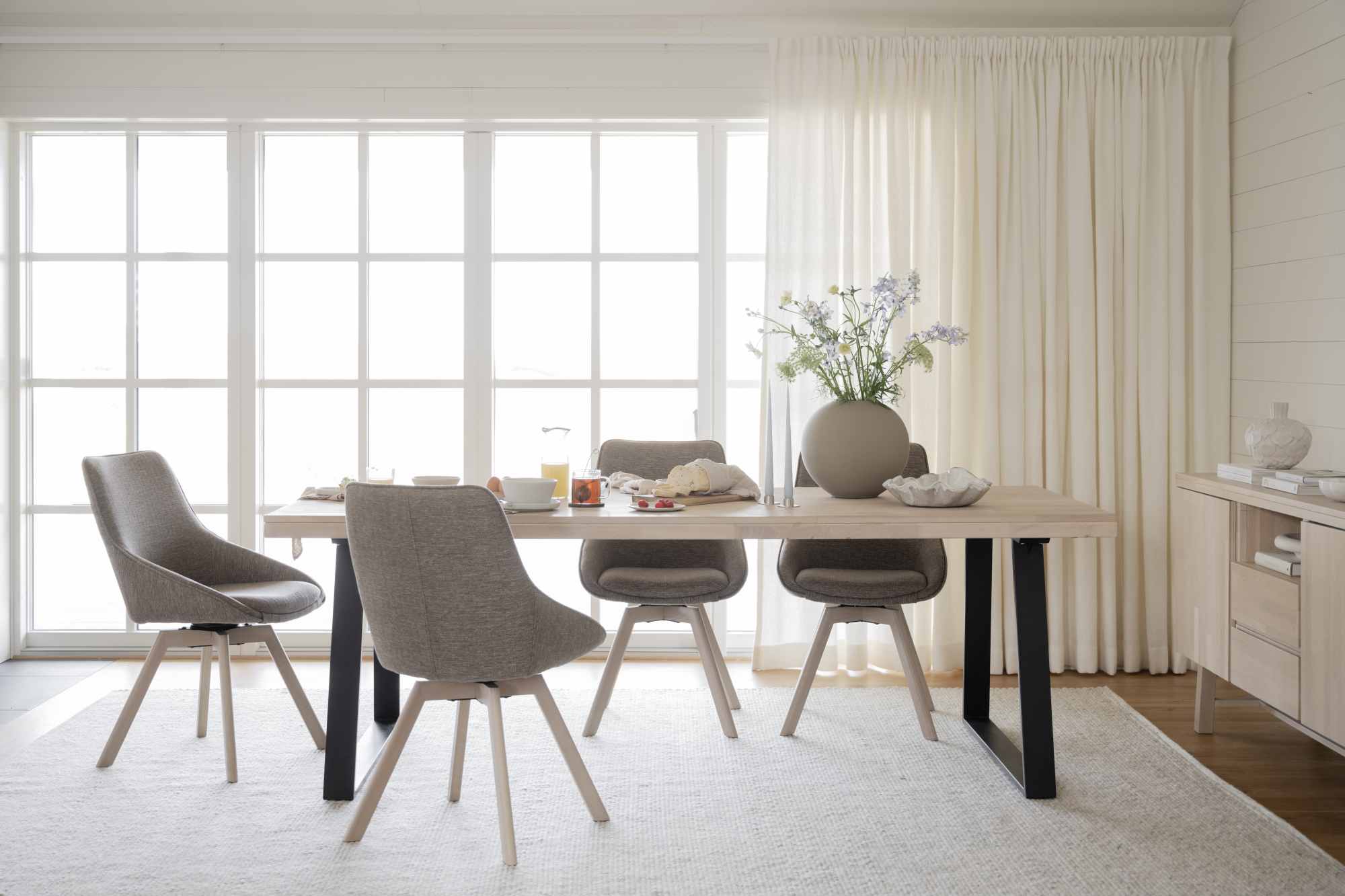 Edles Möbelstück: Esstisch Brooklyn, Trapez-Gestell, 220cm, Whitewash für stilvolle Einrichtung.