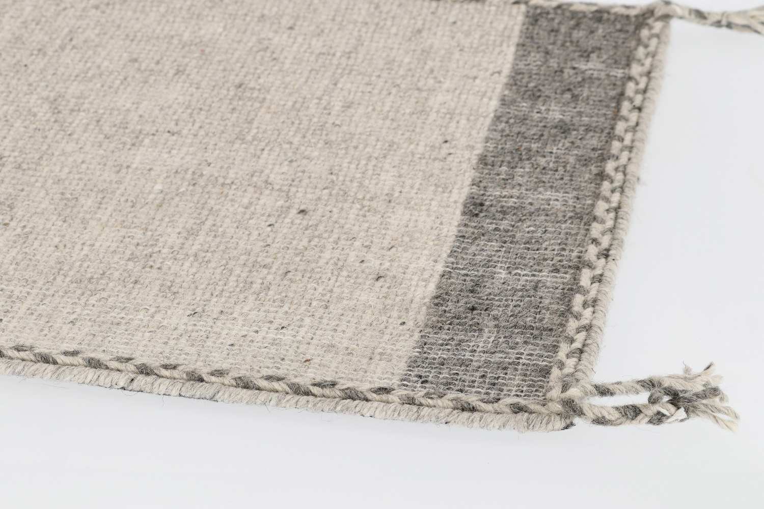 Der Teppich Chathu überzeugt mit seinem modernen Design. Gefertigt wurde die Vorderseite aus Wolle und die Rückseite aus Baumwolle. Der Teppich besitzt eine Beigen Farbton und die Maße von 200x300 cm.