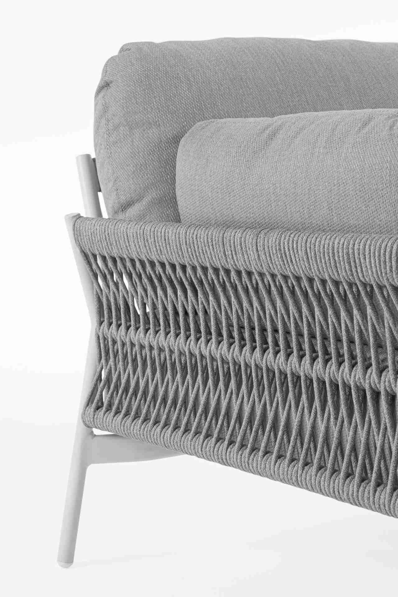 Der Gartensessel Pardis überzeugt mit seinem modernen Design. Gefertigt wurde er aus Olefin-Stoff, welcher einen grauen Farbton besitzt. Das Gestell ist aus Aluminium und hat eine weiße Farbe. Der Sessel verfügt über eine Sitzhöhe von 38 cm und ist für de