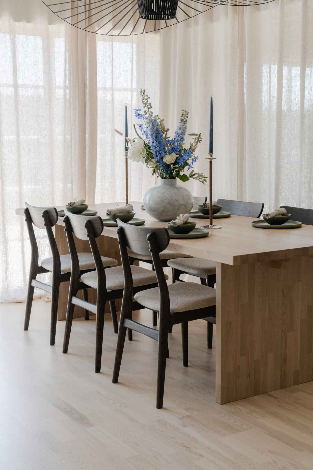 Komfortabel & schön – Esstisch Emmett Eiche Weiß pigmentiert, 240x95x75cm.