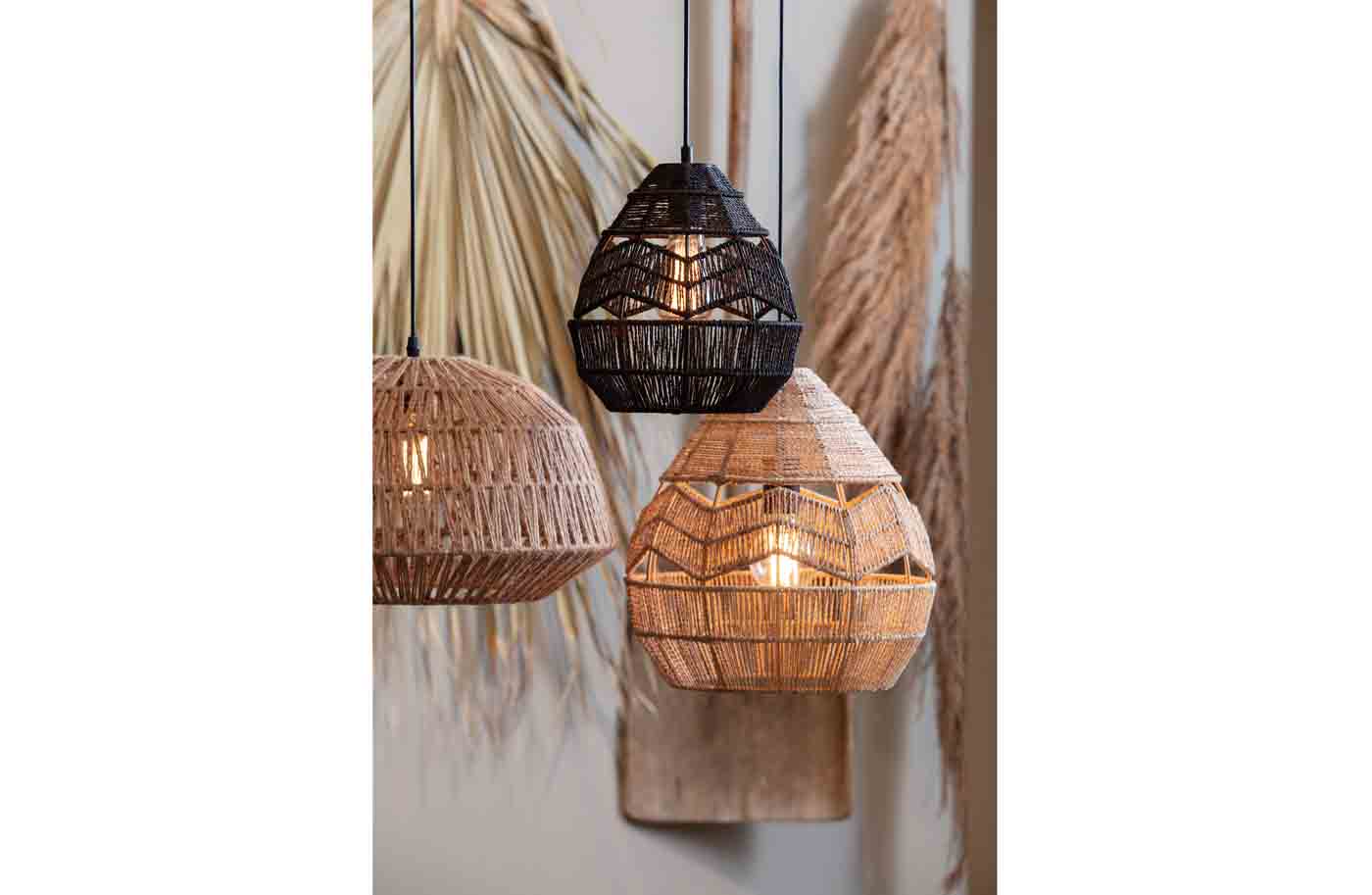 Pendelleuchte Kace mit einem natürlichen Lampenschirm aus Geflecht. Traumhafte Hängeleuchte im Boho Design