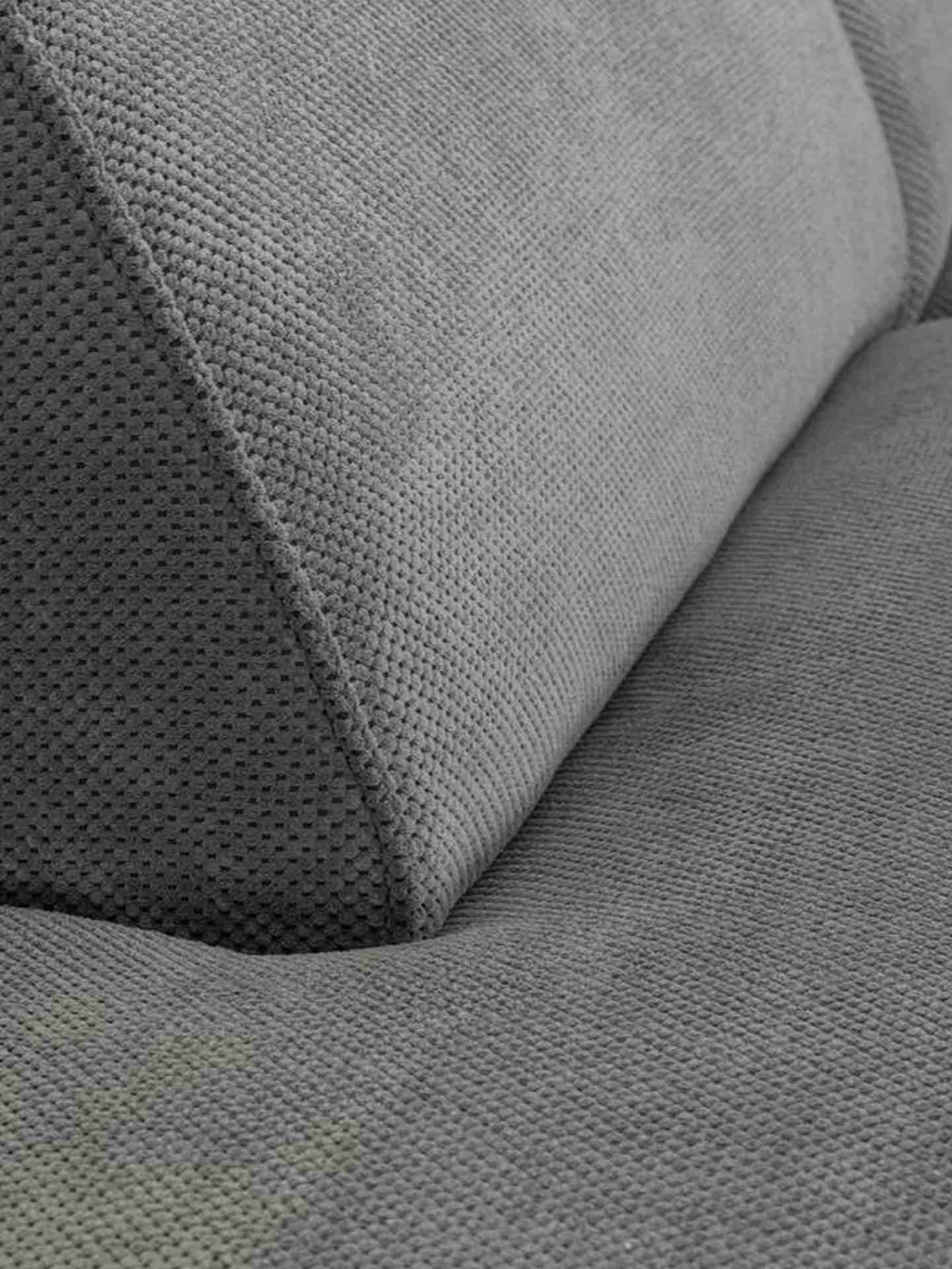 Das Ecksofa Cliff wurde aus weichem Stoff gefertigt, welcher einen Grauen Farbton besitzt. Das Sofa überzeugt mit seinem modernem Design. Diese Variante hat die Ausführung Rechts.