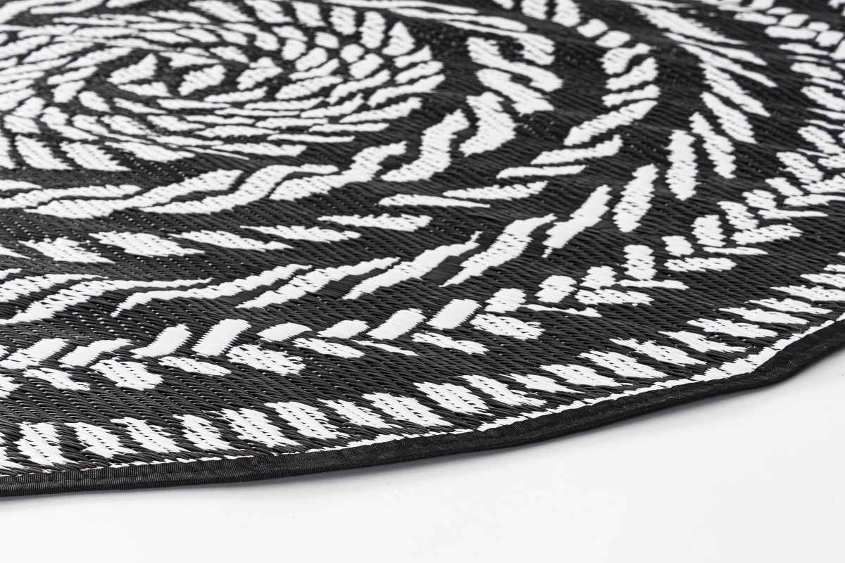 Der Outdoor Teppich Kashan überzeugt mit seinem modernen Design. Gefertigt wurde er aus Kunststofffasern, welche einen Weißen und Schwarzen Farbton besitzt. Der Teppich verfügt über einen Durchmesser von 150 cm und ist für den Outdoor Bereich geeignet.