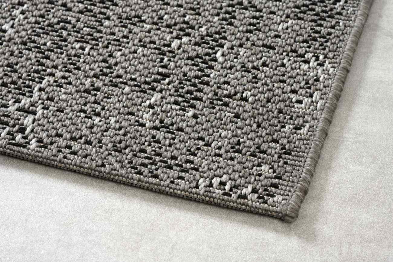 Der Gartenteppich Banzi überzeugt mit seinem modernen Design. Gefertigt wurde er aus Webstoff, welcher einen grauen Farbton besitzt. Der Teppich hat eine Größe von 160x230 cm.