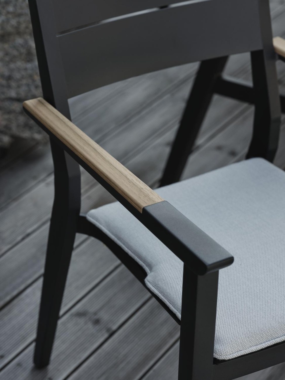 Der Gartenstuhl Chios überzeugt mit seinem modernen Design. Gefertigt wurde er aus Metall, welches einen schwarzen Farbton besitzt. Die Armlehne ist aus Teakholz und hat eine natürliche Farbe. Die Sitzhöhe des Stuhls beträgt 46 cm.