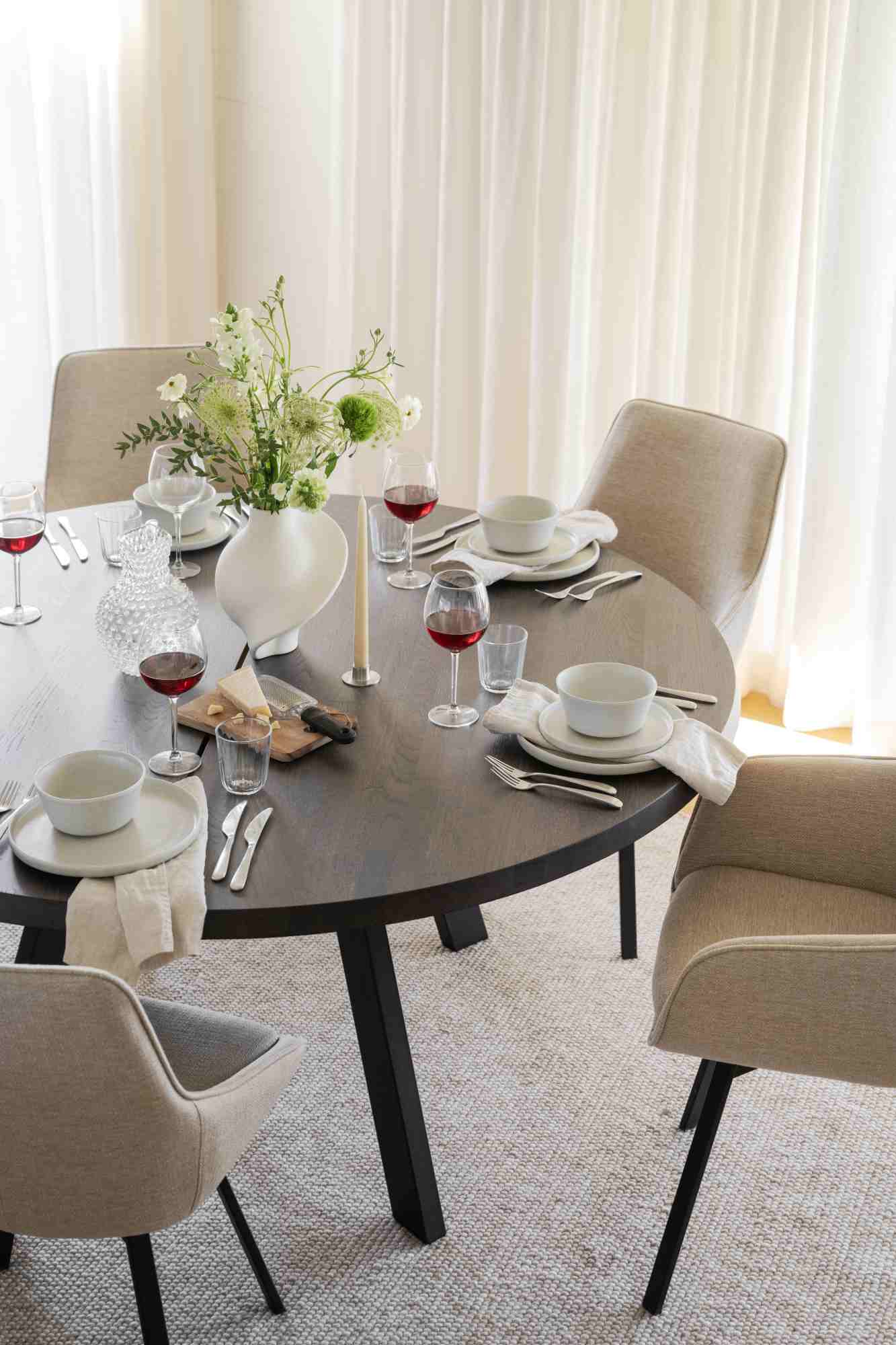 Esstisch Fred Rund 160cm, Eiche Braun – überzeugt mit zeitlosem Stil.