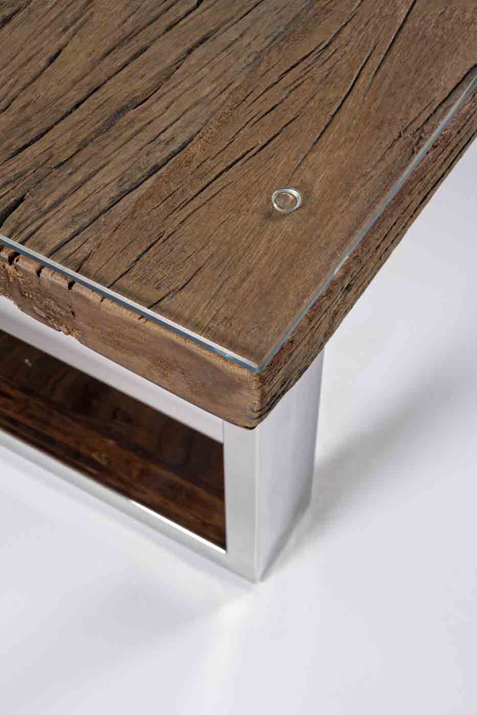 Stilvoller Couchtisch Stanton der Marke Bizotto gefertigt aus recyceltem Holz verfügt über eine Glasplatte. Aufgrund dessen ist jeder Tisch von der Maserung ein Unikat.