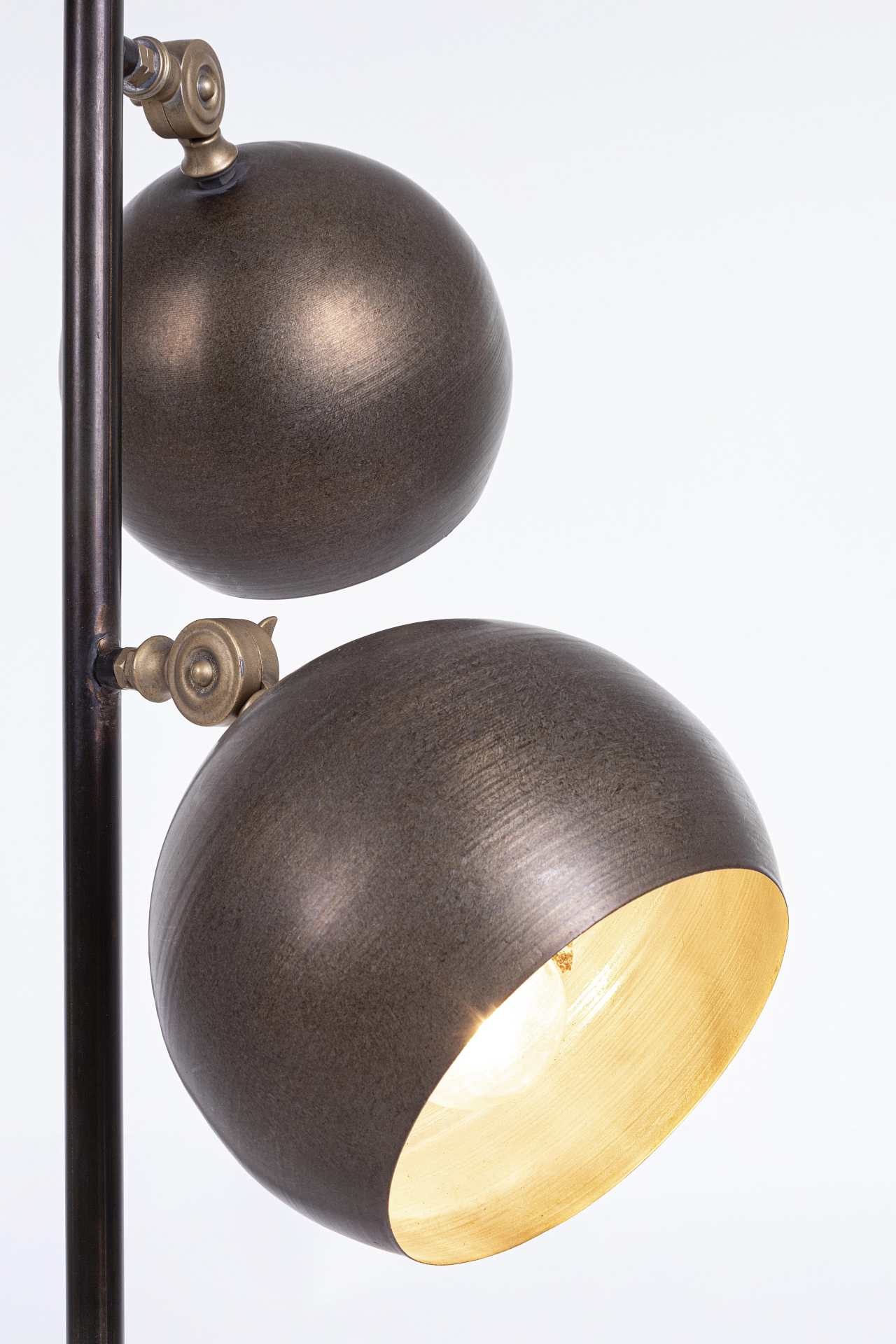 Die Stehleuchte Blaze überzeugt mit ihrem modernen Design. Gefertigt wurde sie aus Metall, welches einen Messing Farbton besitzt. Die Lampe besitzt drei Lichtquellen. Die Lampe besitzt eine Höhe von 161 cm.