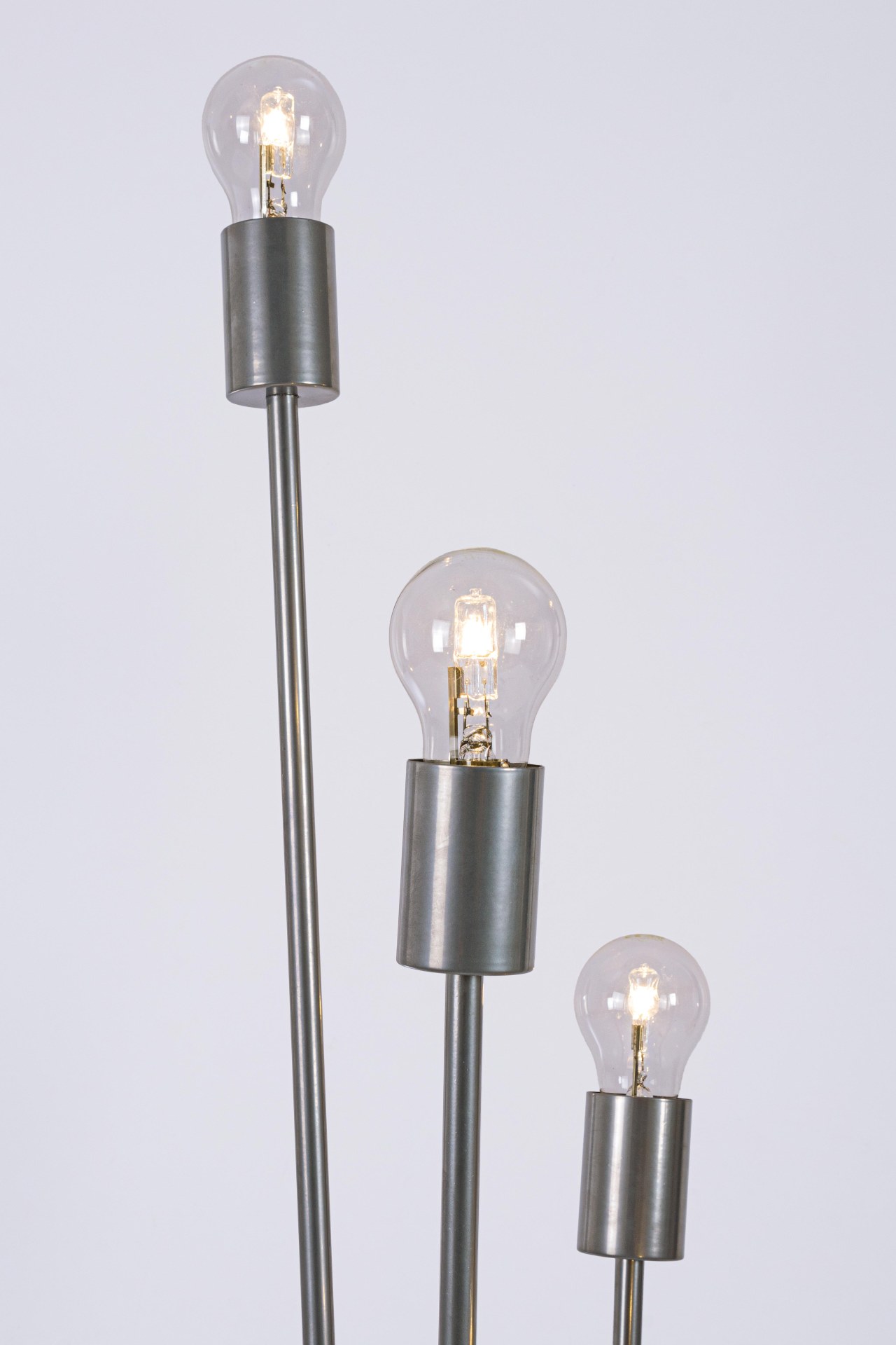 Die Stehleuchte Fiaccola überzeugt mit ihrem modernen Design. Gefertigt wurde sie aus Metall, welches einen silbernen Farbton besitzt. Die Lampenschirme ist aus Glas. Die Lampe besitzt eine Höhe von 155 cm.