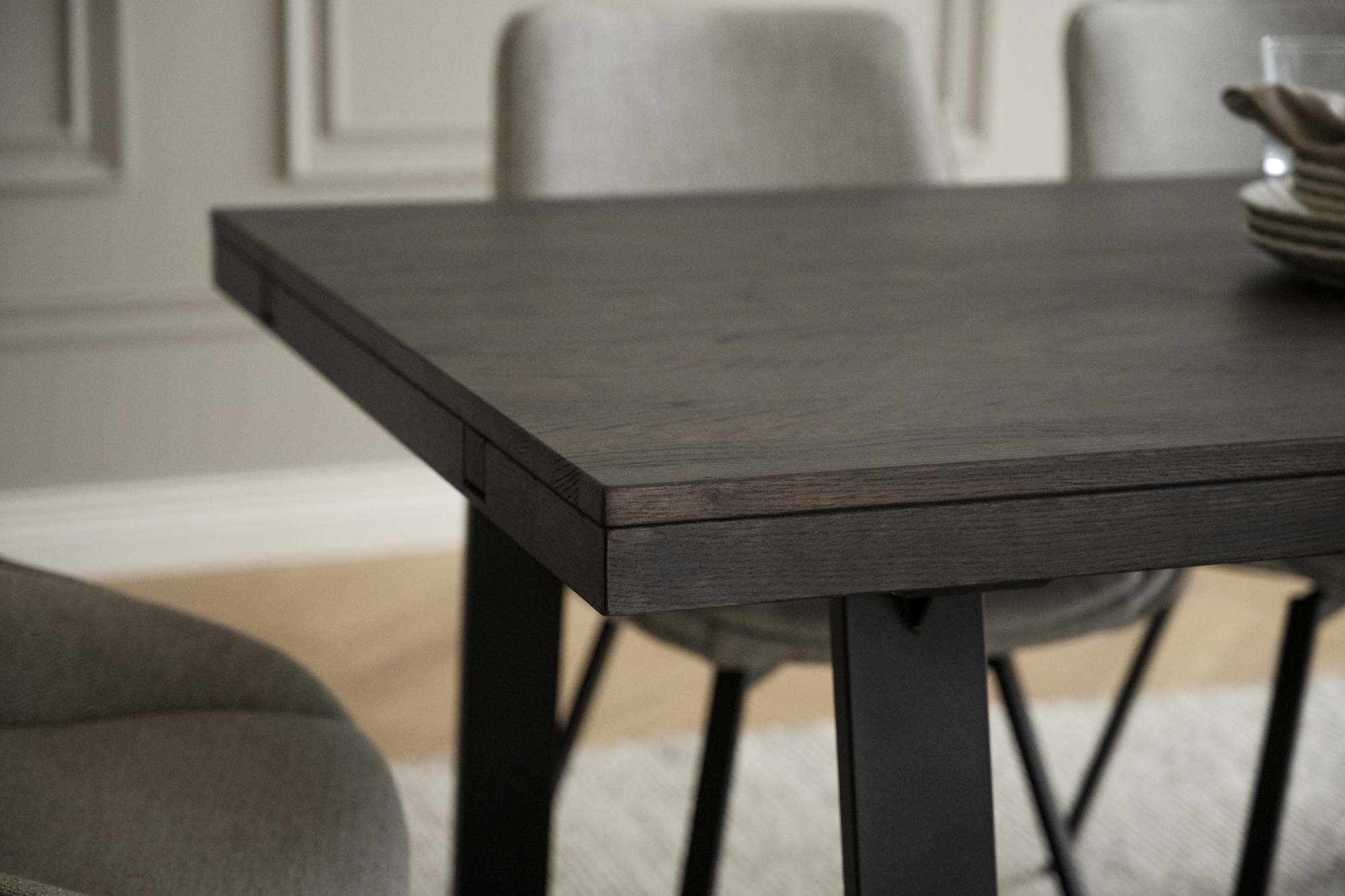 Hochwertiger Esstisch Brooklyn, Trapez-Gestell, 220cm, Braun für jede Einrichtung.