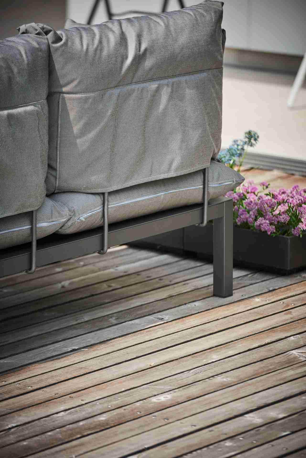 Die Sitzgruppe Domino bestehend aus einem 2-Sitzer Sofa und zwei Sesseln ist ein echter Hingucker für Deinen Garten. Gefertigt wurde sie von der Marke Jan Kurtz. Das Aluminium Gestell hat die Farbe Taupe und der Bezug hat die Farbe Taupe.