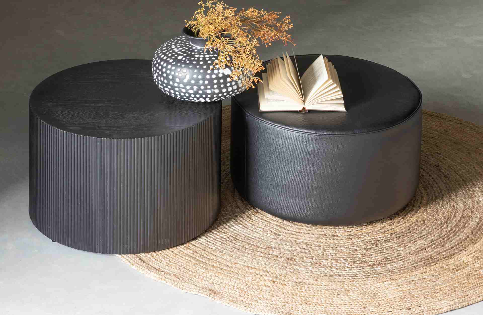 Der Beistelltisch Sanne überzeugt mit seinem modernen Design und der Runden Form. Gefertigt wurde der Tisch aus MDF Holz, welches einen schwarzen Farbton besitzt.
