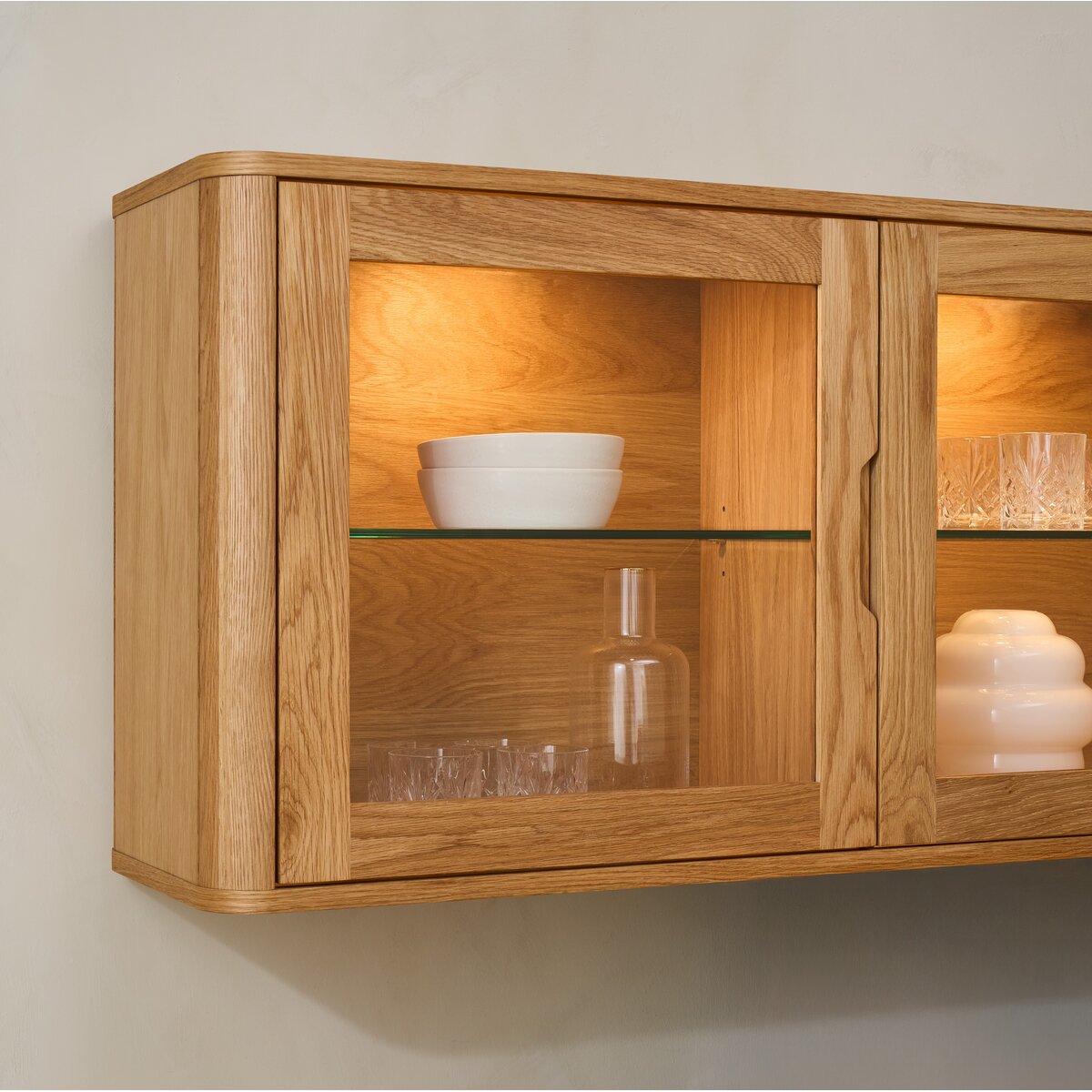 Hängevitrine Gorbin Eiche Natur 180 cm - 3 Türen, Glasböden, LED & Soft-Close | Natur