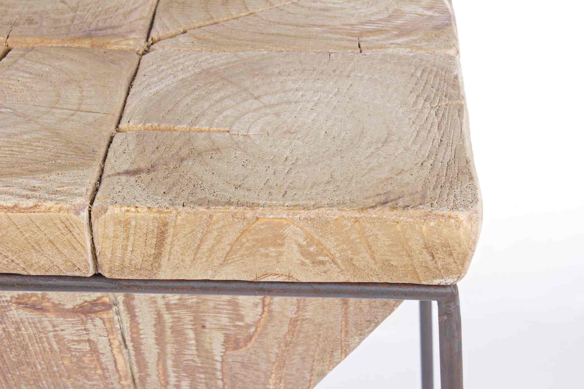 Der Barhocker Prismy überzeugt mit seinem massivem Design. Gefertigt wurde er aus Tannenholz, welches einen natürlichen Farbton besitzt. Das Gestell ist aus Metall und hat eine Anthrazit Farbe. Die Sitzhöhe beträgt 70 cm.