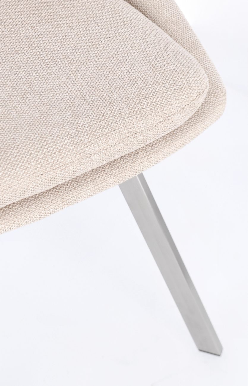 Der Esszimmerstuhl Kashar überzeugt mit seinem modernen Stil. Gefertigt wurde er aus Stoff, welcher einen Beigen Farbton besitzt. Das Gestell ist aus Edelstahl und hat eine silberne Farbe. Der Stuhl besitzt eine Sitzhöhe von 49 cm.